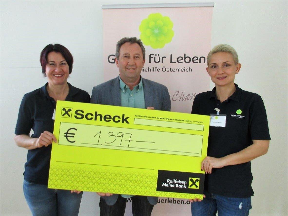 Klaus Schmid (M.), Betriebsratsvorsitzender im Landesgericht Feldkirch, übergibt Spendengelder in Höhe von 1397 Euro.