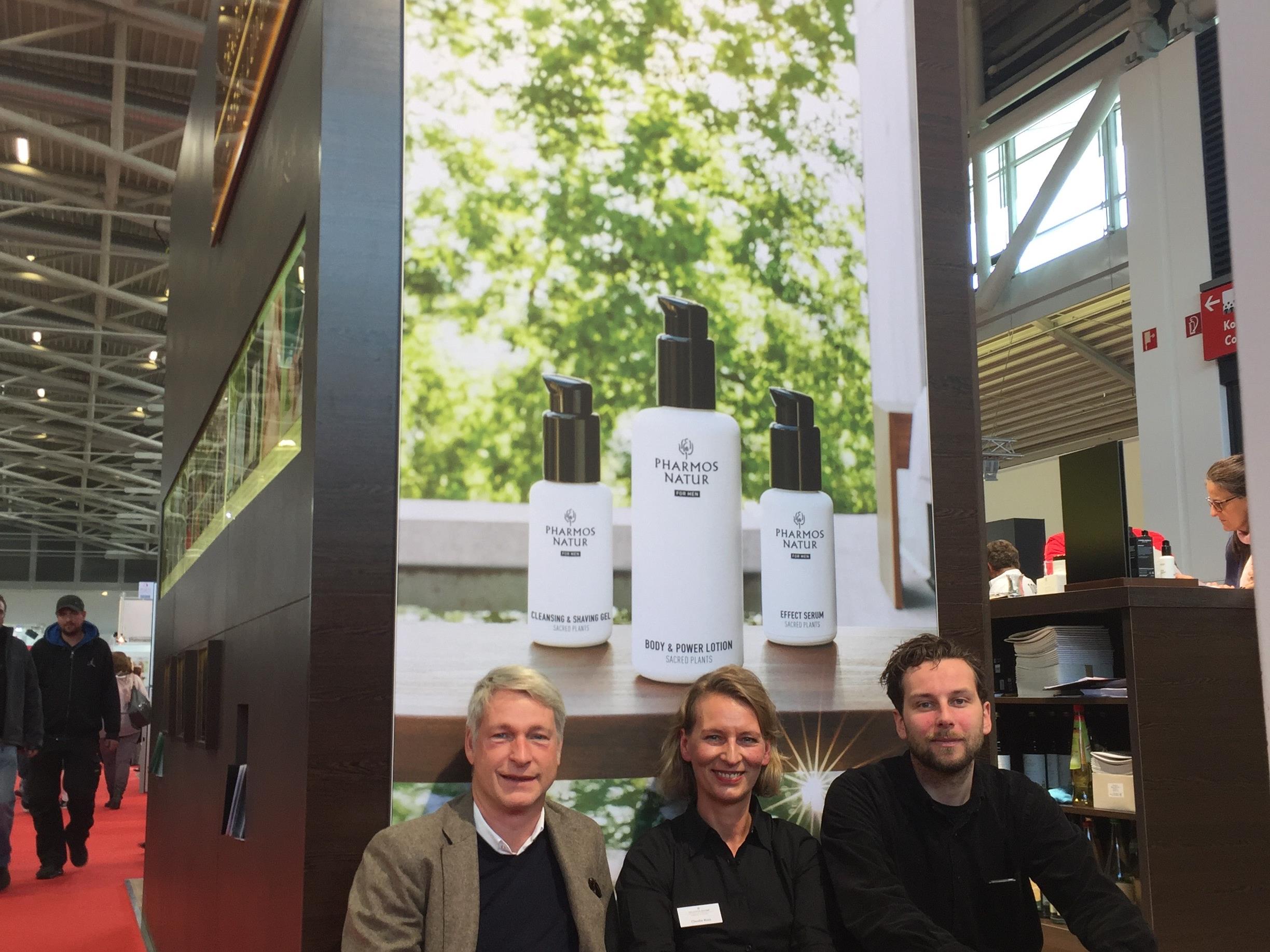 Marco Spitzar und Art Director Bernhard Hafele von studio spitzar freuen sich gemeinsam mit Marketingleiterin Claudia Haas von „Pharmos Natur for Men“ über den erfolgreichen Marken-Relaunch und den Gala Spa Award.