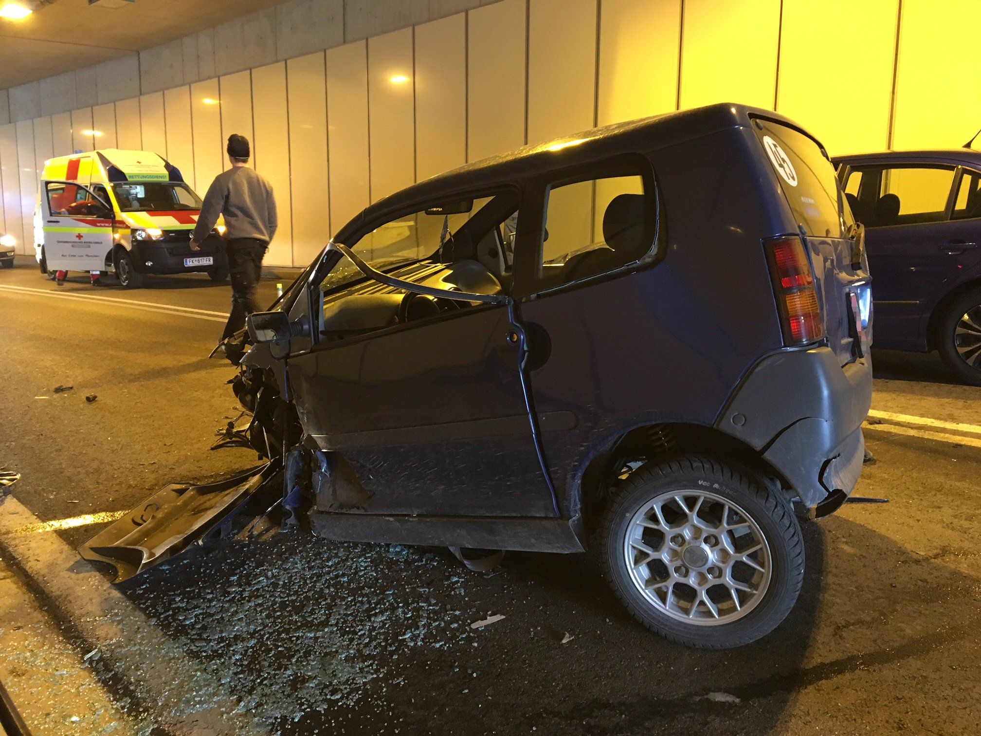 Das Mopedauto kam aus unbekannter Ursache auf die entgegenkommende Fahrspur.