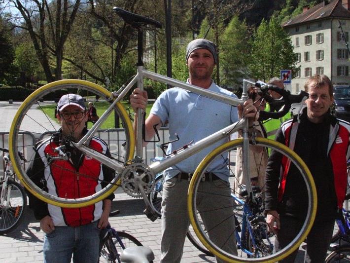 Christian und Gerhard (links und rechts) konnten Rennradsportler Gerhard (Mitte) schließlich zum Kauf dieses Zweirades überzeugen.