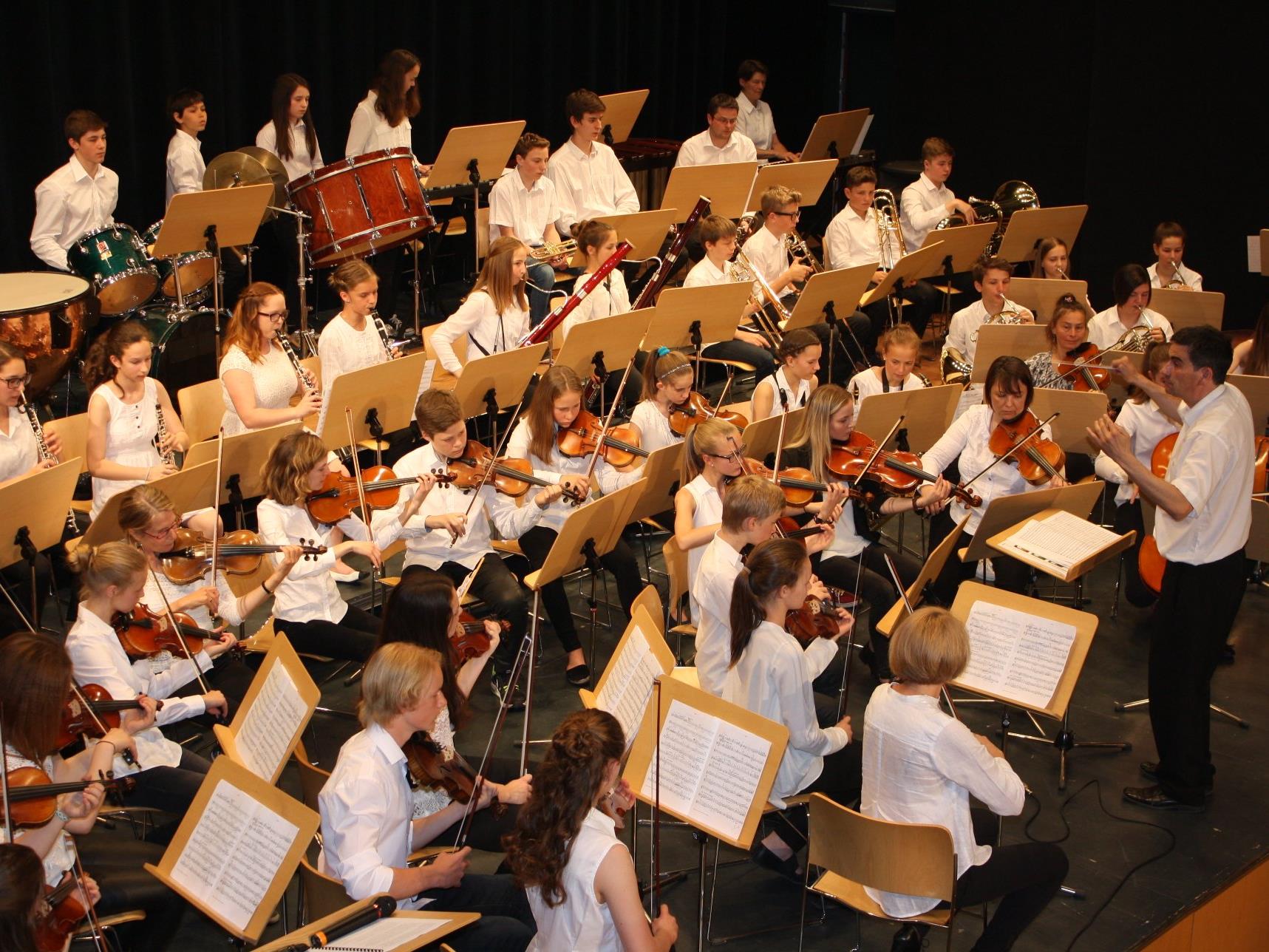Das schuleigene Sinfonieorchester brilliert in Andelsbuch. 