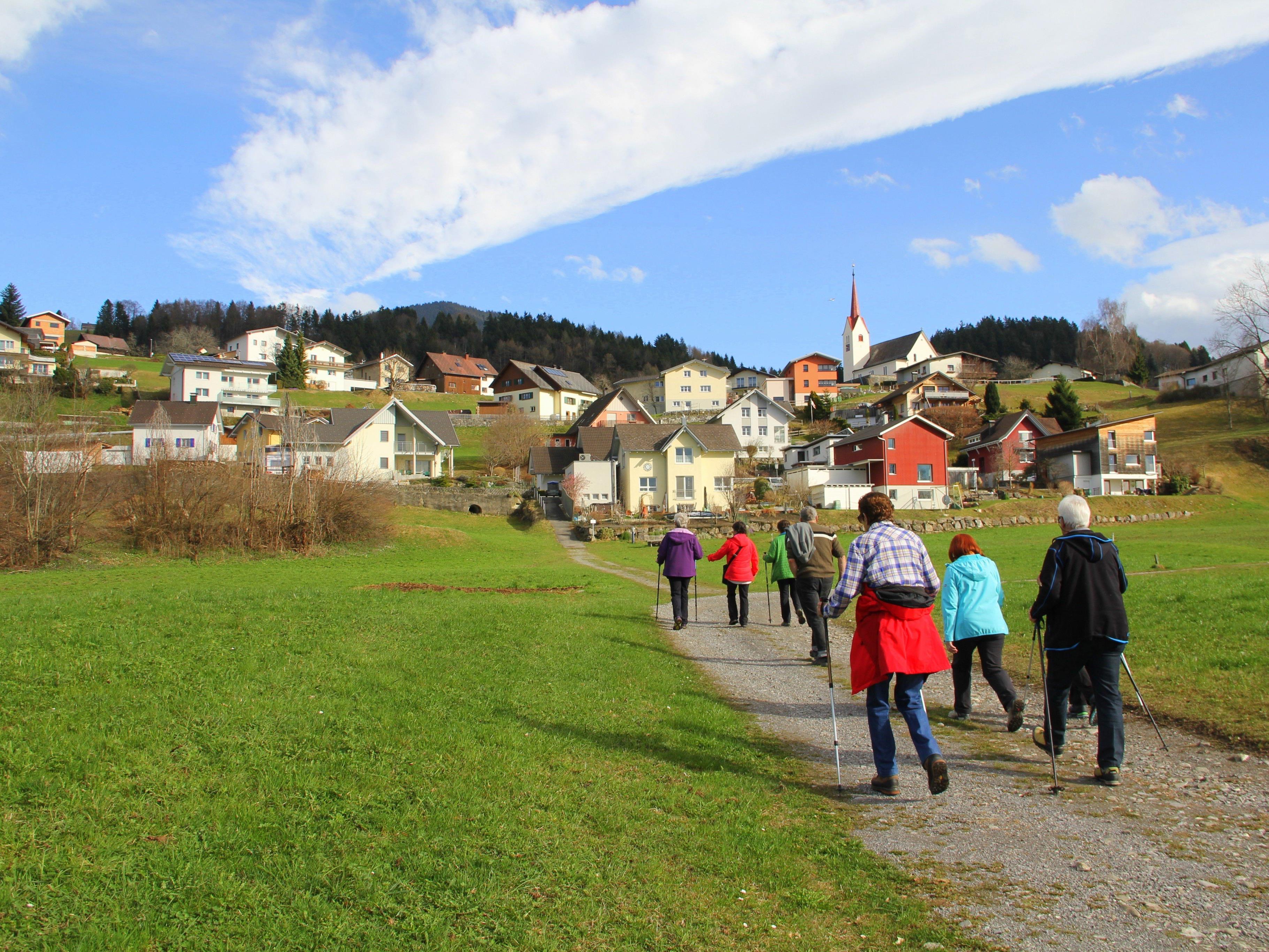 Seniorenringler wanderten „Rund um´s Dorf“ in Übersaxen.