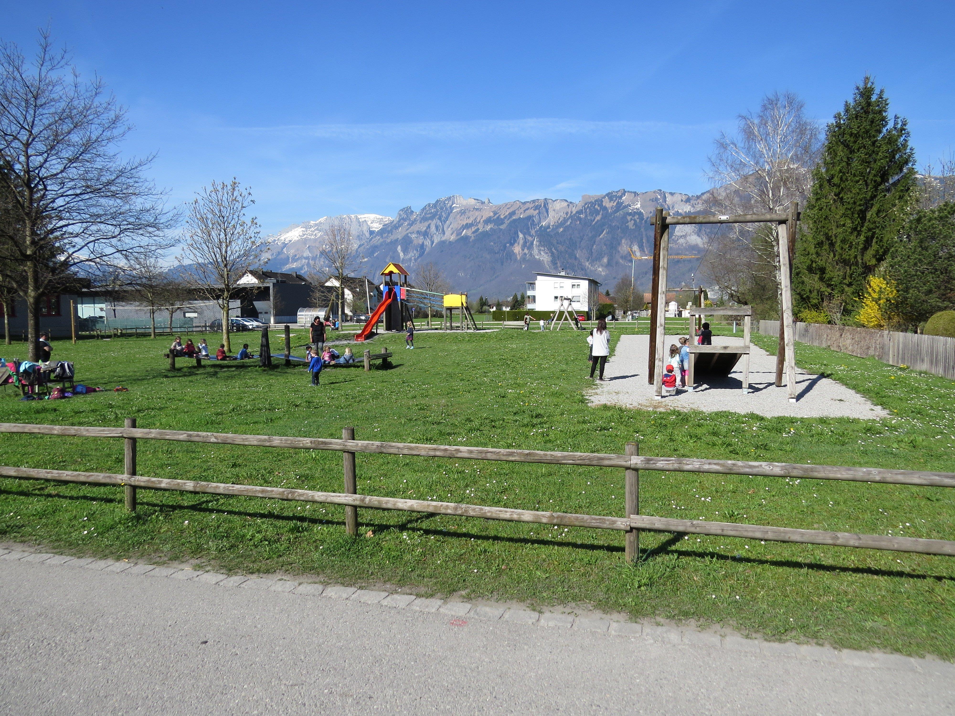 Der öffentliche Spielplatz beim Brünneleweg, unweit vom Kindergarten Rheinstraße, ist ein beliebter Treffpunkt für Kinder und Jugendliche.