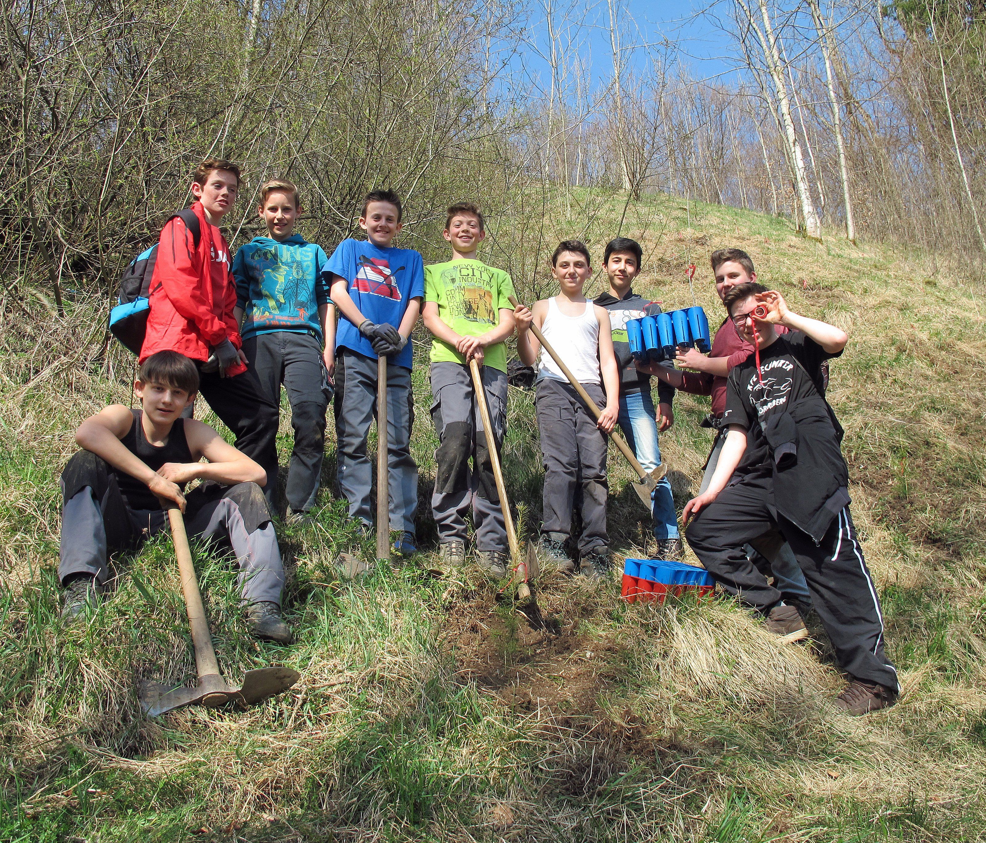 Die fleißigen „Waldarbeiter“ der Mittelschule Hittisau. Die fleißigen „Waldarbeiter“ der Mittelschule Hittisau.