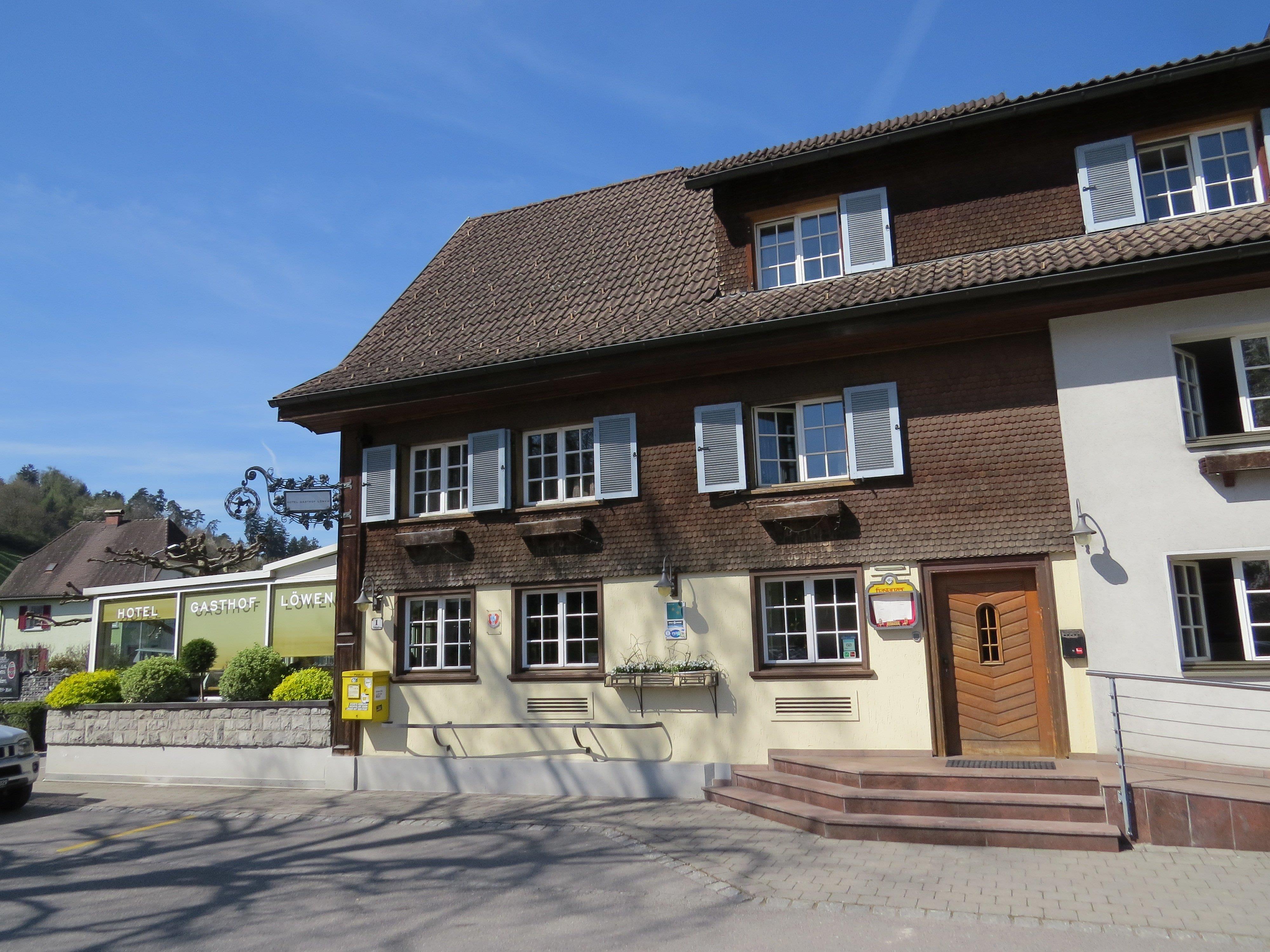 Die Franz-Heim-Gasse führt von der Volksschule Nofels bis zum Gasthaus Löwen entlang am Kindergarten Franz-Heim-Gasse.