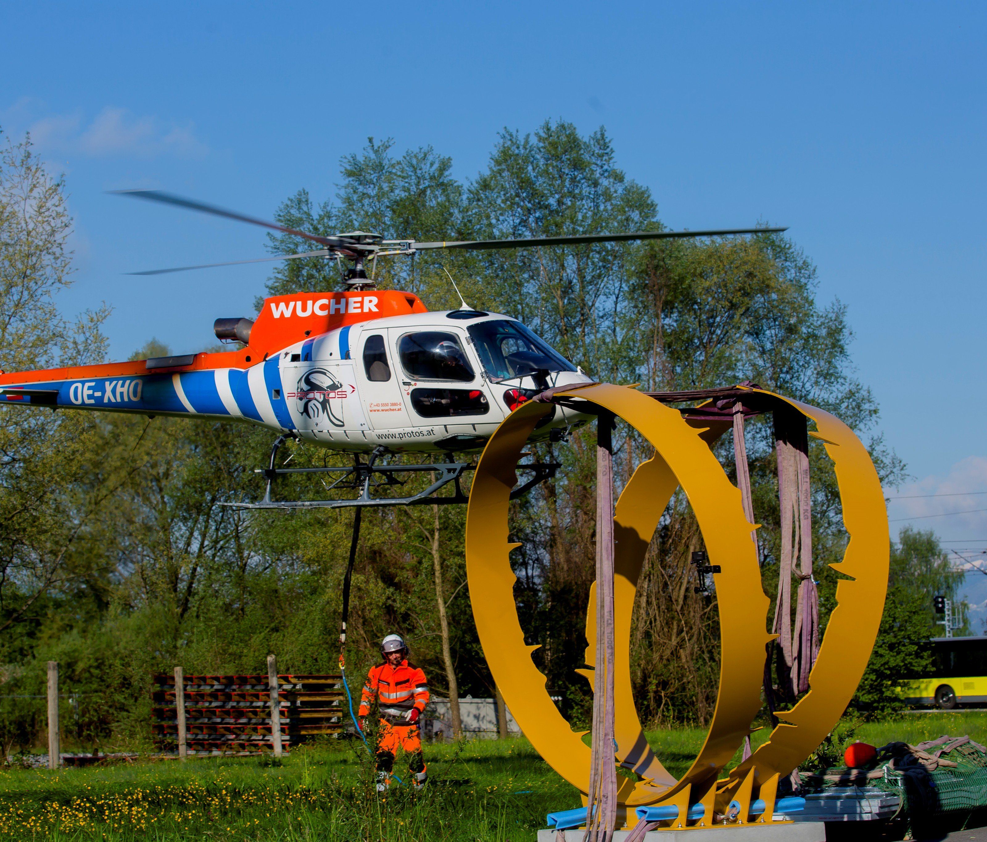 Die Skulptur wird per Hubschrauber zur Ruine Alt-Ems geflogen.