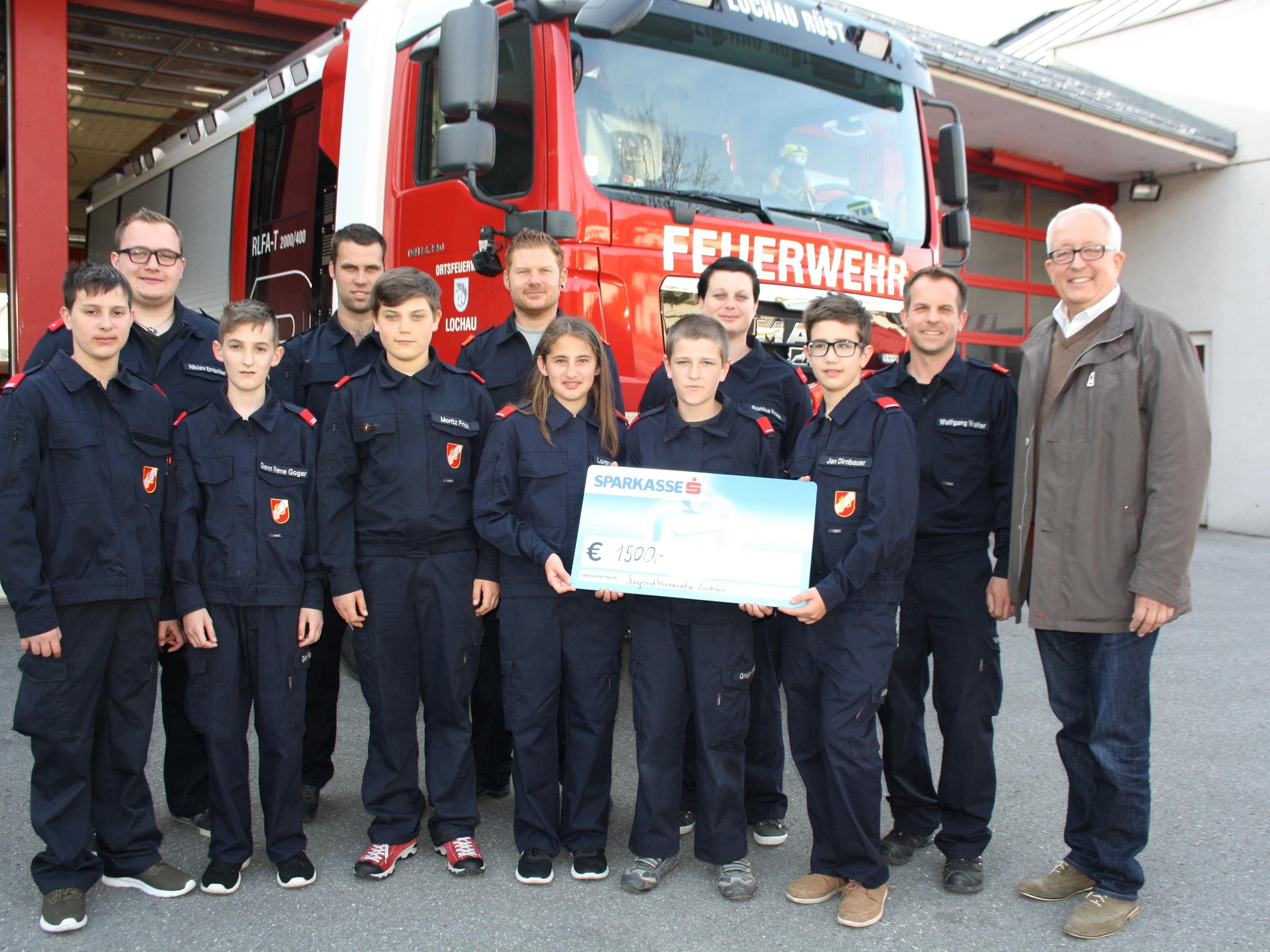 Die Lochauer Feuerwehrjugend und ihre Betreuer bei der Übergabe der großartigen Spende für „Mitanand –Füranand z´Lochau“ an Bürgermeister Michael Simma.