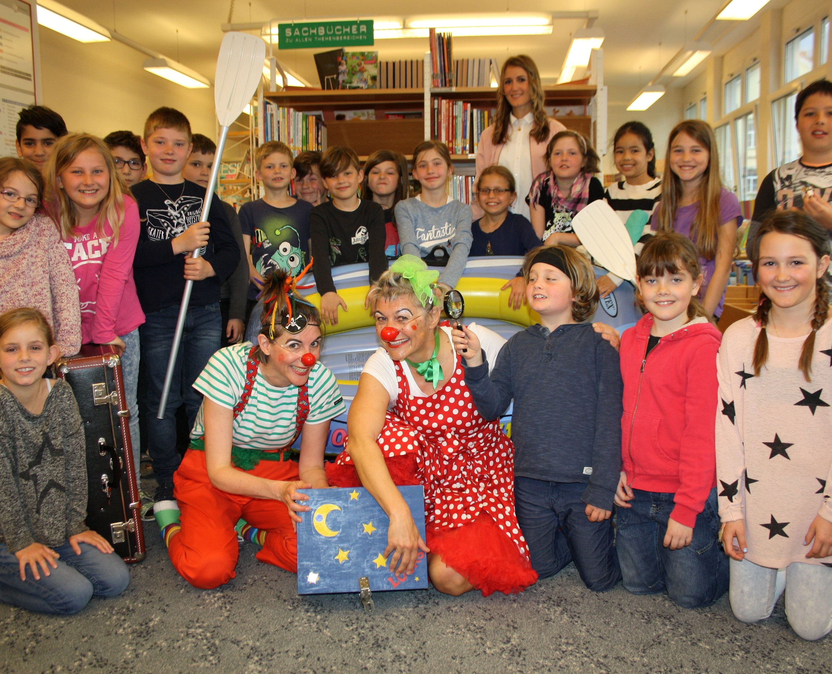 Claunige Werbung fürs Lesen mit den Kinderclowns Carotta & Pomodora in der „Schulbücherei“ der Volksschule Lochau. Claunige Werbung fürs Lesen mit den Kinderclowns Carotta & Pomodora in der „Schulbücherei“ der Volksschule Lochau.