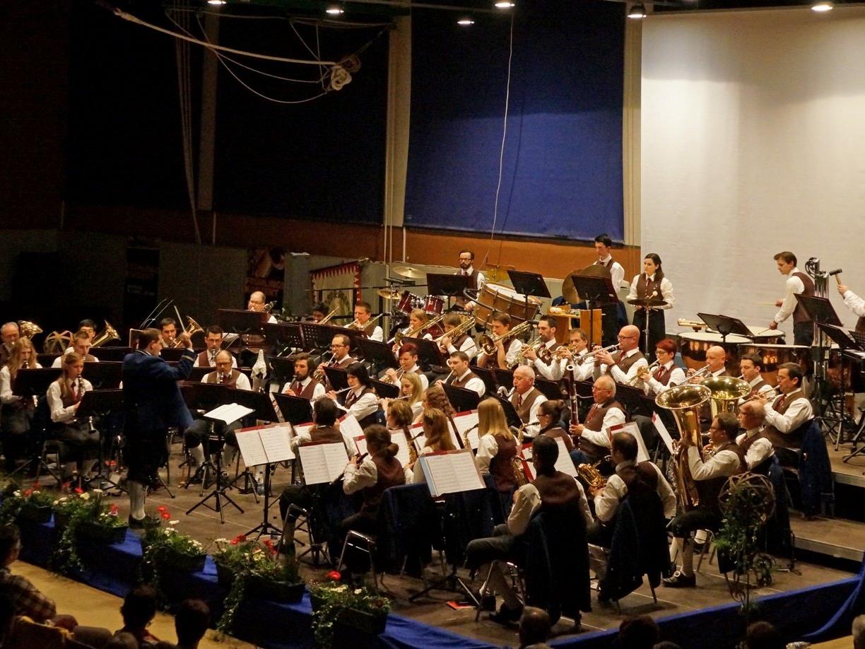 Kraftvoller Auftritt des Musikvereines Lochau beim traditionellen Frühlingskonzert in der Sporthalle.