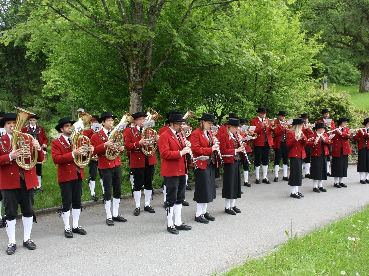 Das „Maiblasen“ im ganzen Dorf gehört für den Musikverein Lochau schon seit vielen Jahren zur Tradition.