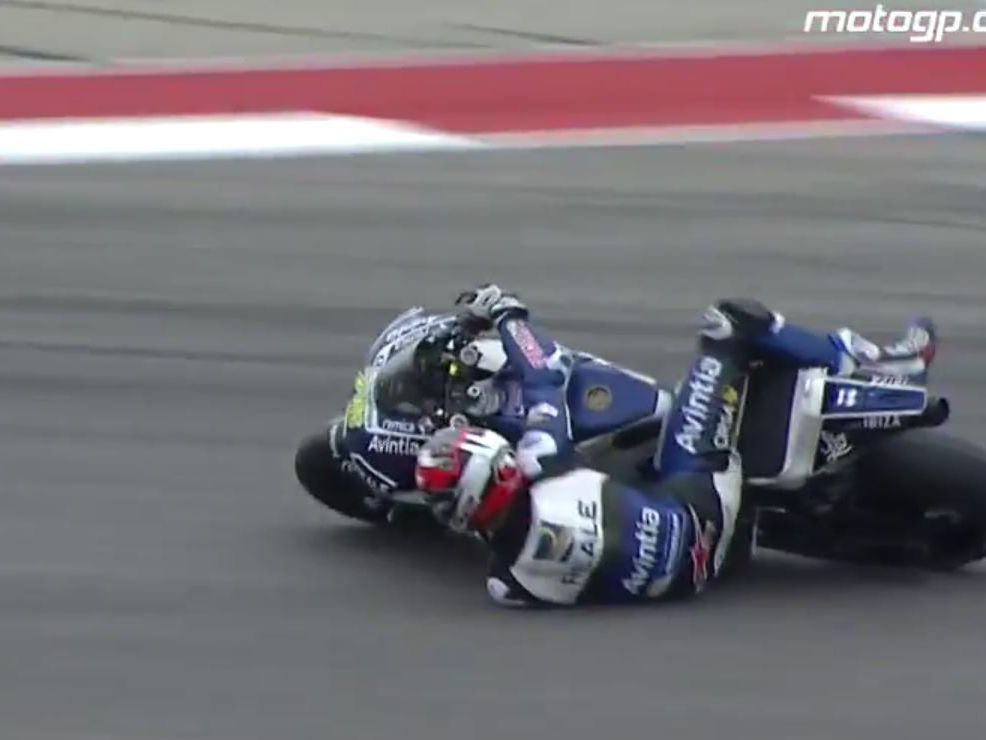 Loris BAs liegt schon auf der Strecke, gestürzt ist er deswegen aber noch lange nicht. Loris BAs liegt schon auf der Strecke, gestürzt ist er deswegen aber noch lange nicht.