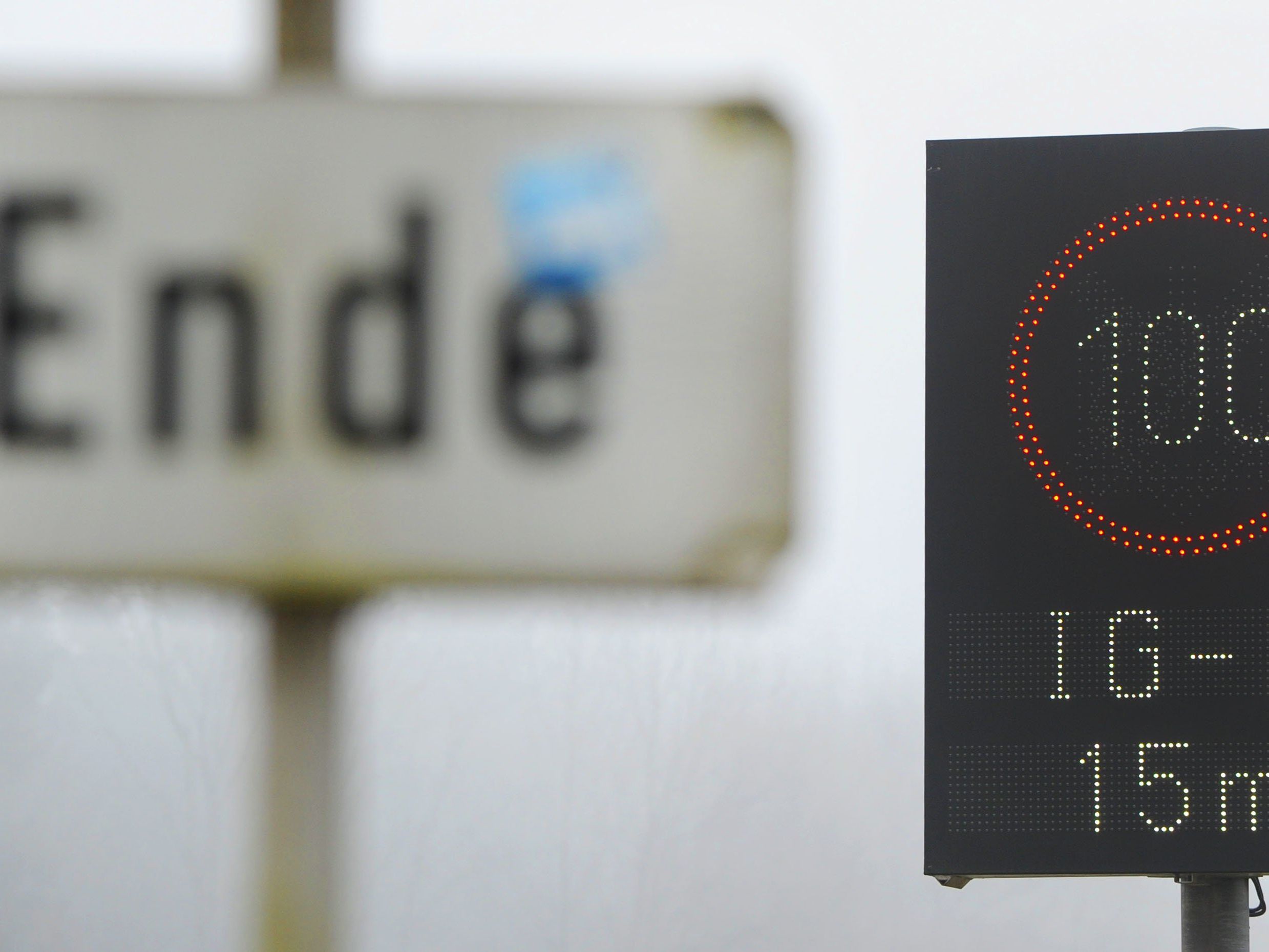 Elektroautos produzieren auf der Straße zwar weder Feinstaub noch Abgase, müssen sich aber trotzdem an den "Luft-100er" halten. Elektroautos produzieren auf der Straße zwar weder Feinstaub noch Abgase, müssen sich aber trotzdem an den "Luft-100er" halten.