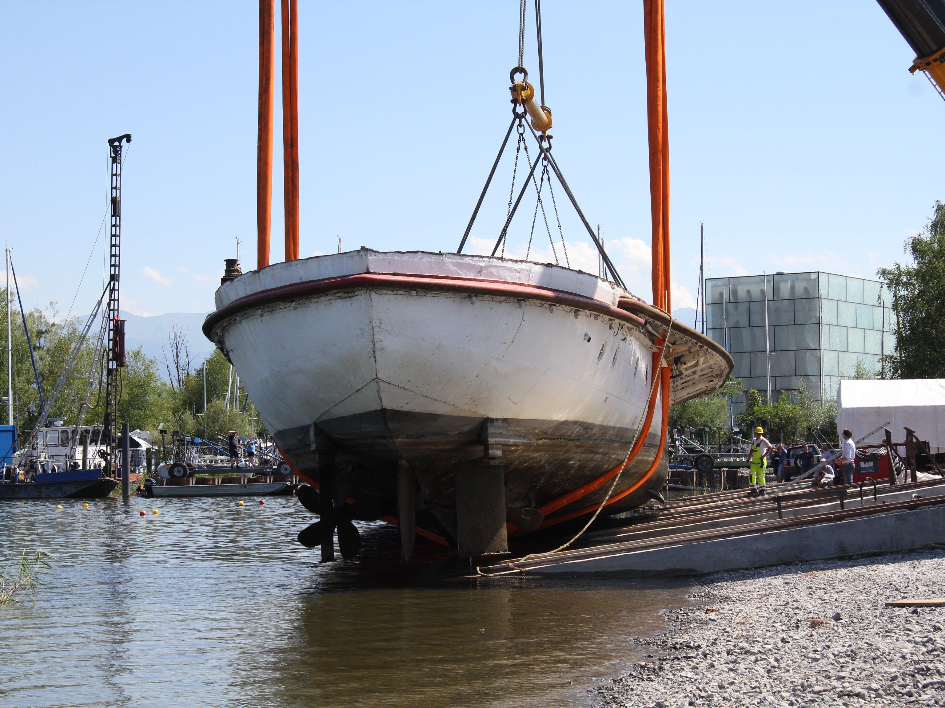 Der Rumpf der MS Österreich wurde in drei Teilen aus dem Hafenbecken gehoben.