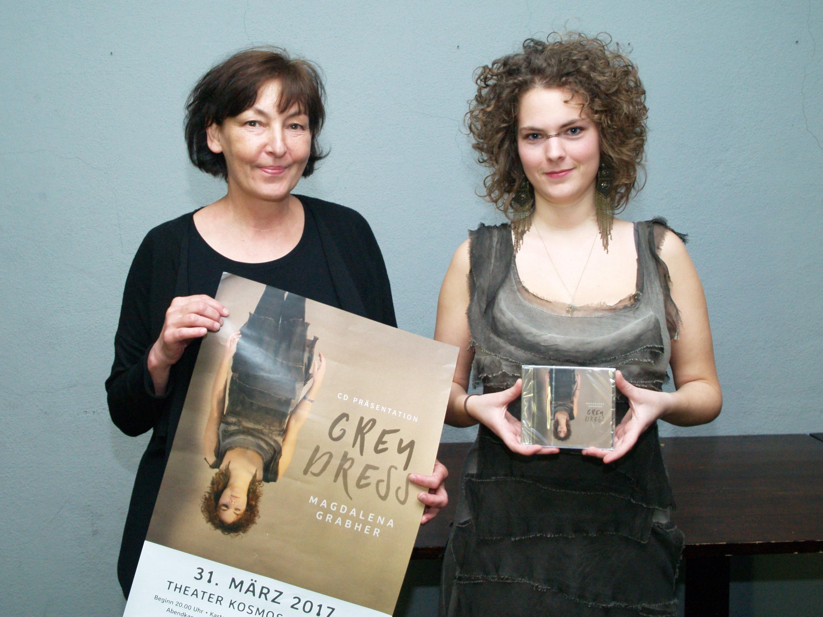 Magdalena Grabher mit Karin Kostel (Leiterin des künstlerischen Betriebsbüro des Theaters Kosmos) bei der Präsentation ihres Debütalbums.s