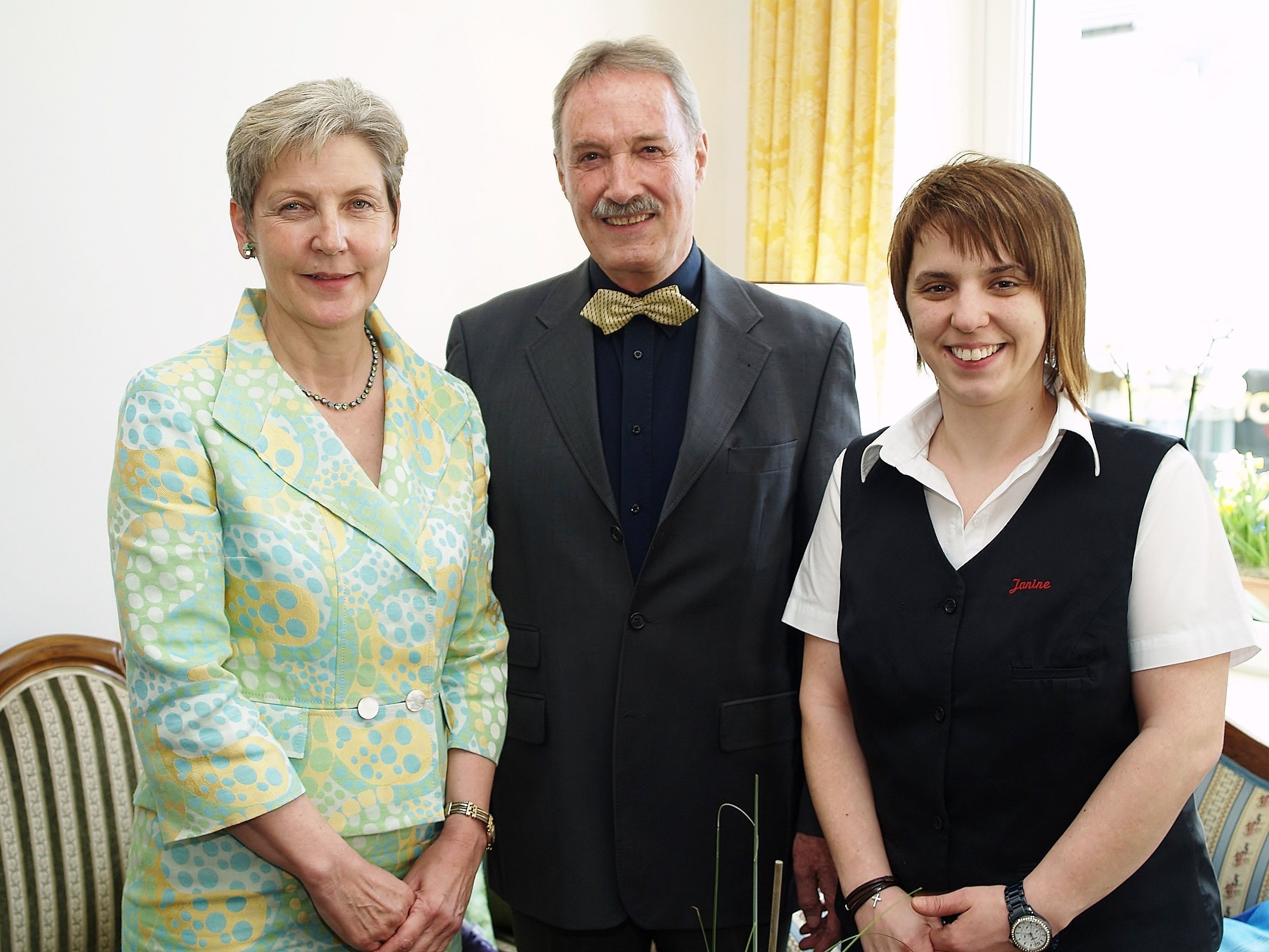 Hausherr Roland Güttler mit Geschäftsführerin Gaby Eller und Gastgeberin Janine Mauracher Hausherr Roland Güttler mit Geschäftsführerin Gaby Eller und Gastgeberin Janine Mauracher