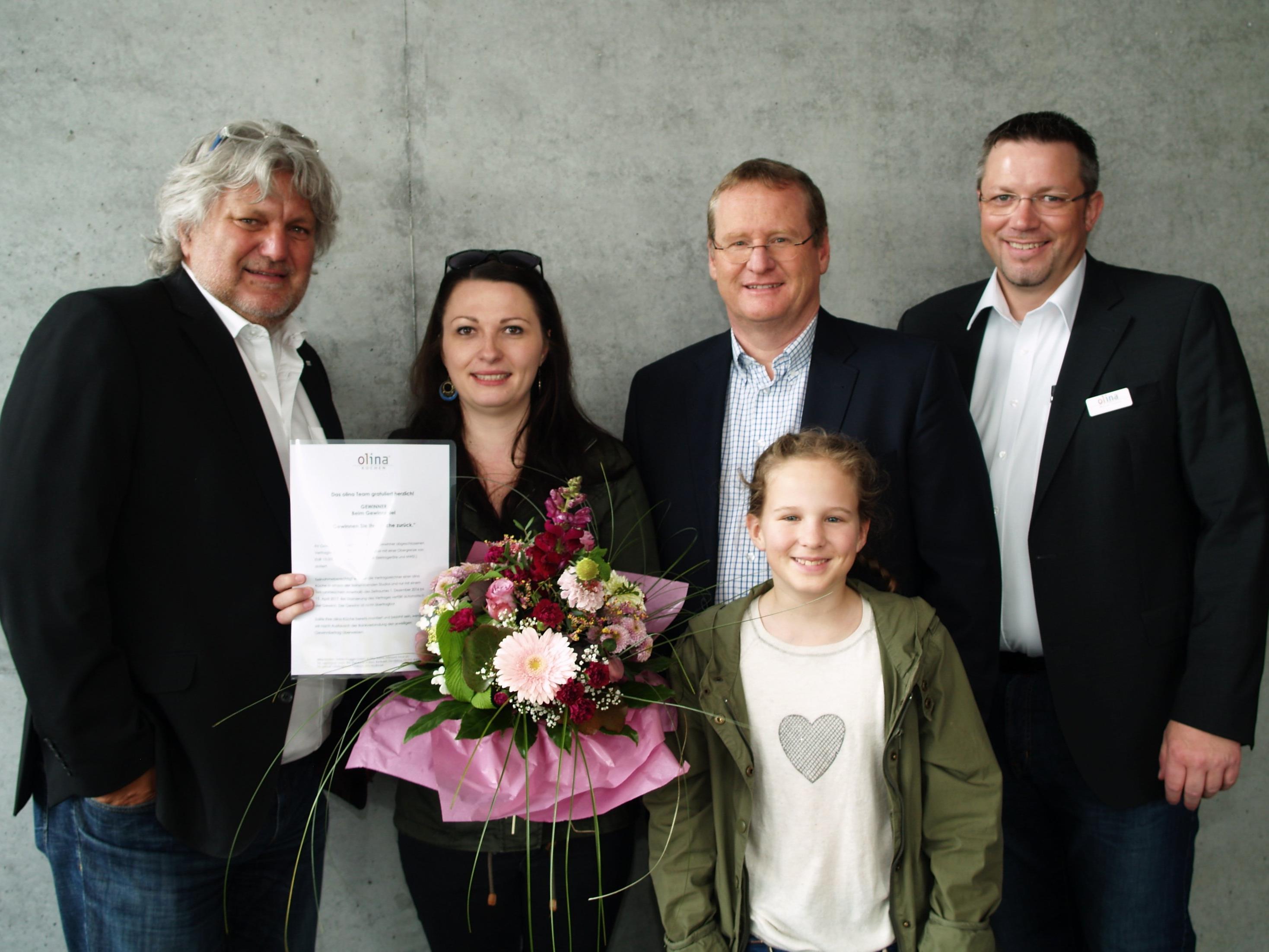 Gewinnerin Tanja Trummer mit "Glücksfee" Lisa, den Inhabern Erwin Dobler und Thomas Prugger, sowie Geschäftsführer Markus Tschohl