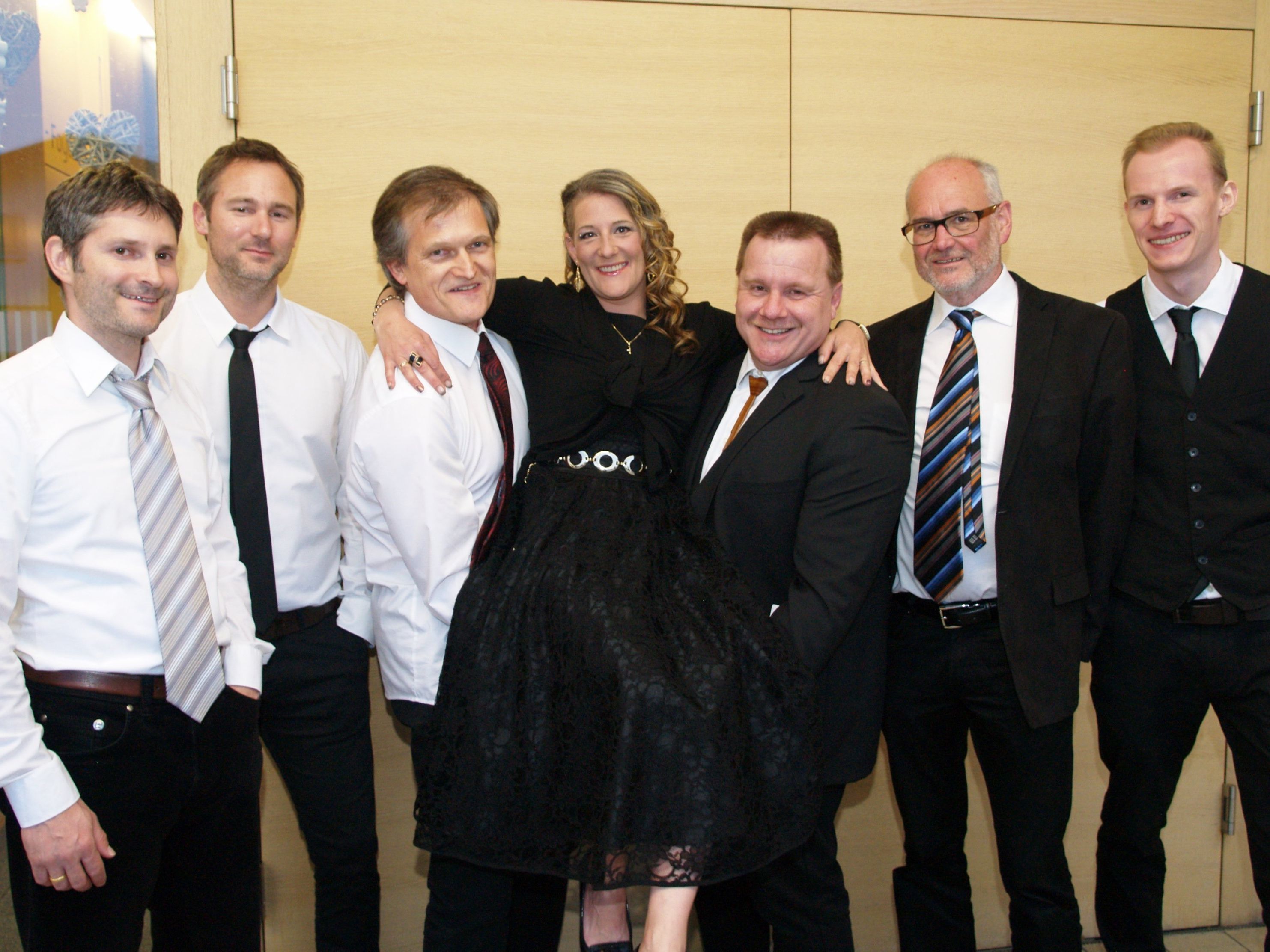 Sängerin Nadine May mit Band Leader Jack Städler (3.v.re.) und einigen Musikern der SwingWerk Big Band Sängerin Nadine May mit Band Leader Jack Städler (3.v.re.) und einigen Musikern der SwingWerk Big Band