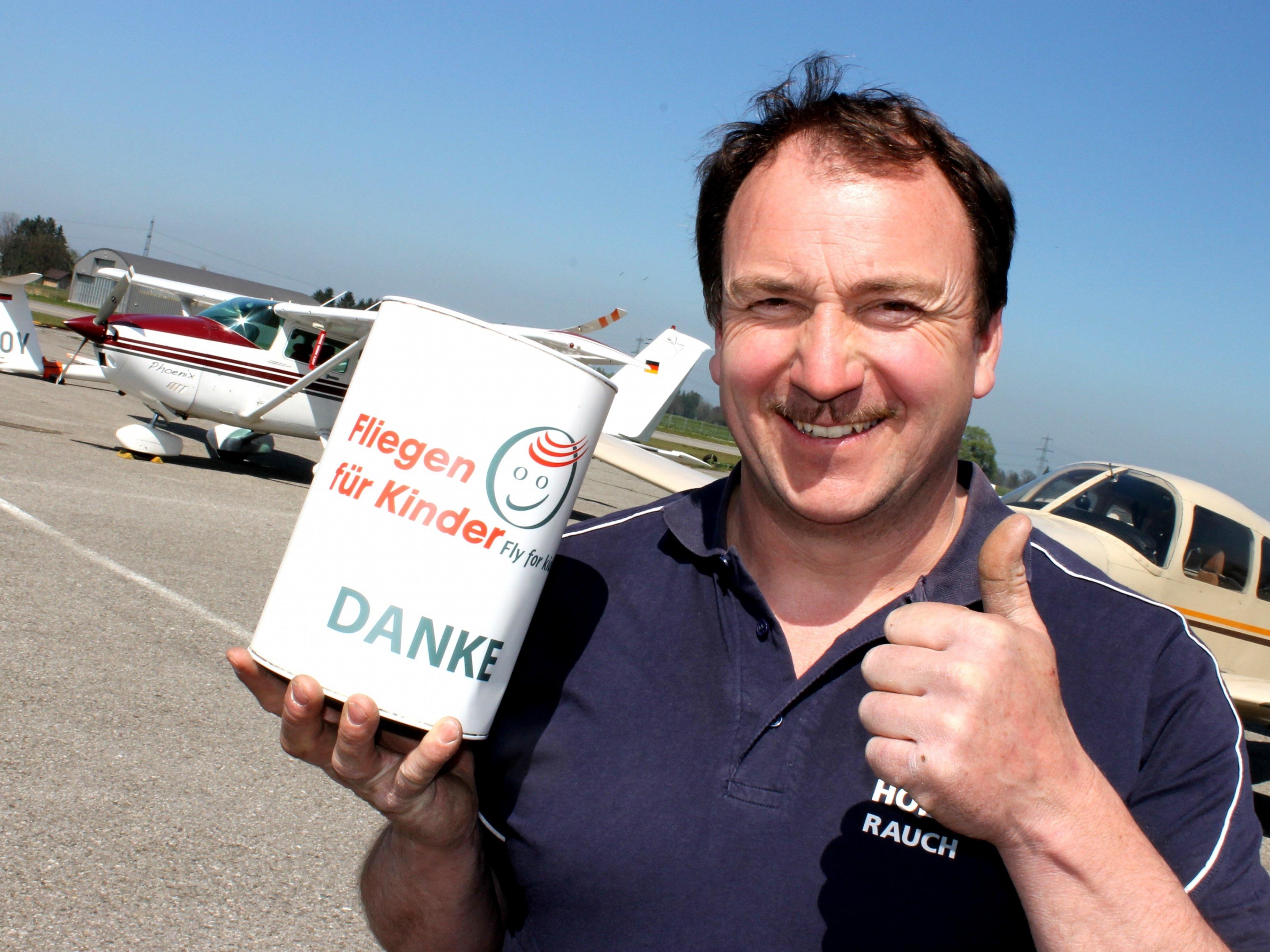 Auch Paul Rauch deponiert eine Flugpatenschaft für 3 Kinder im Sendaböxle zum 17. Kinderflugtag.