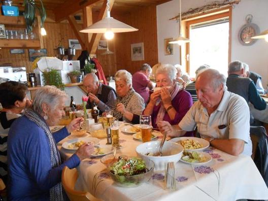 Die Pensionisten beim genussvollen Kässpätzleessen.