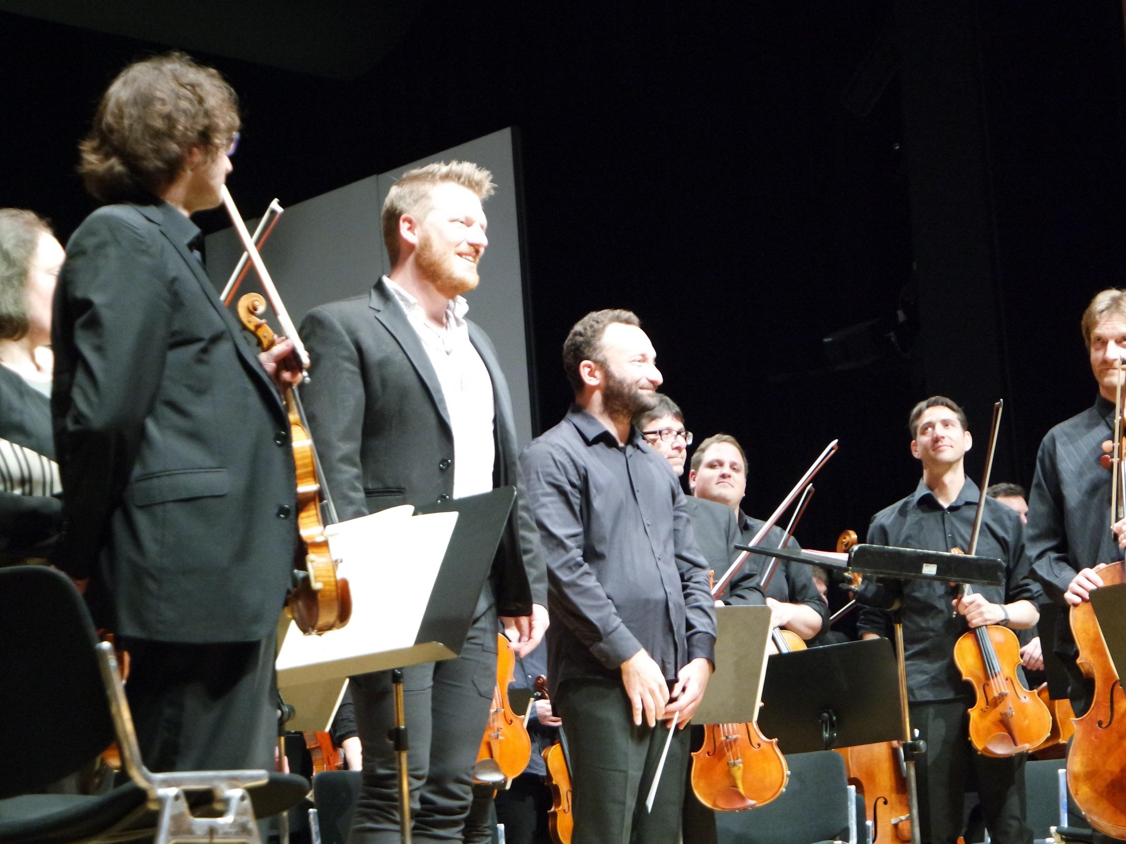 Mahler-Werke AMBACH mit Bariton Daniel Schmutzhard und Dirigent Kirill Petrenko (Bildmitte).