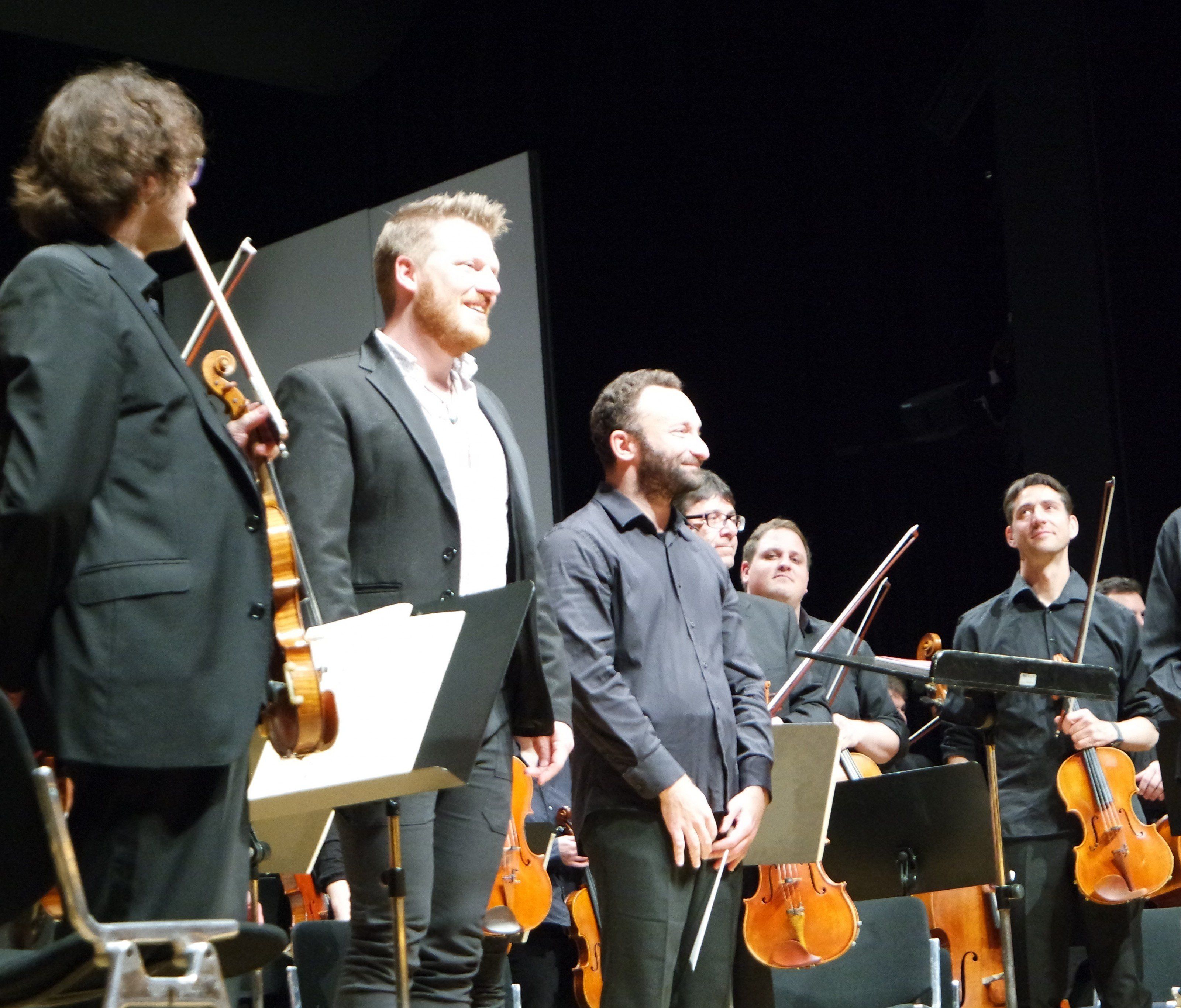 Mahler-Werke AMBACH mit Bariton Daniel Schmutzhard und Dirigent Kirill Petrenko (Bildmitte).