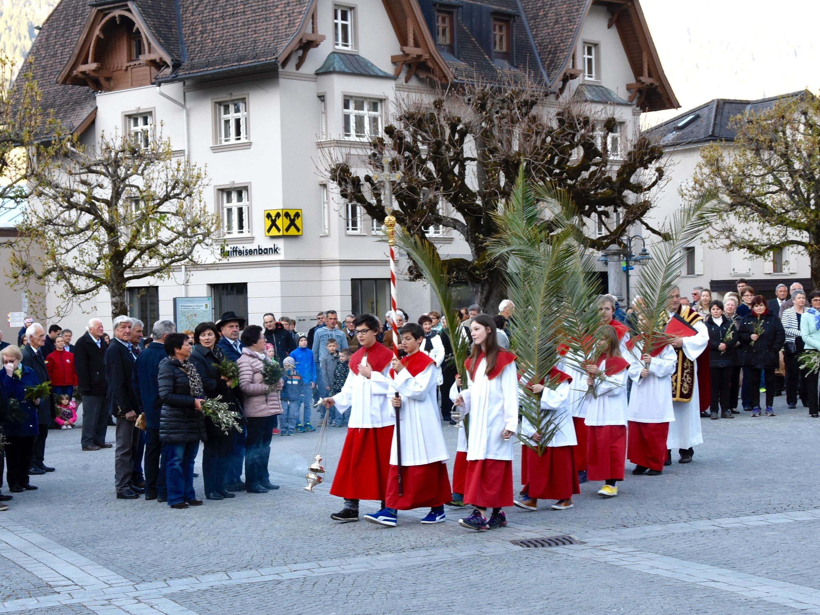 Zur Palmweihe versammelten sich die Gläubigen auf dem Kirchplatz vor dem Schrunser Gemeindeamt.