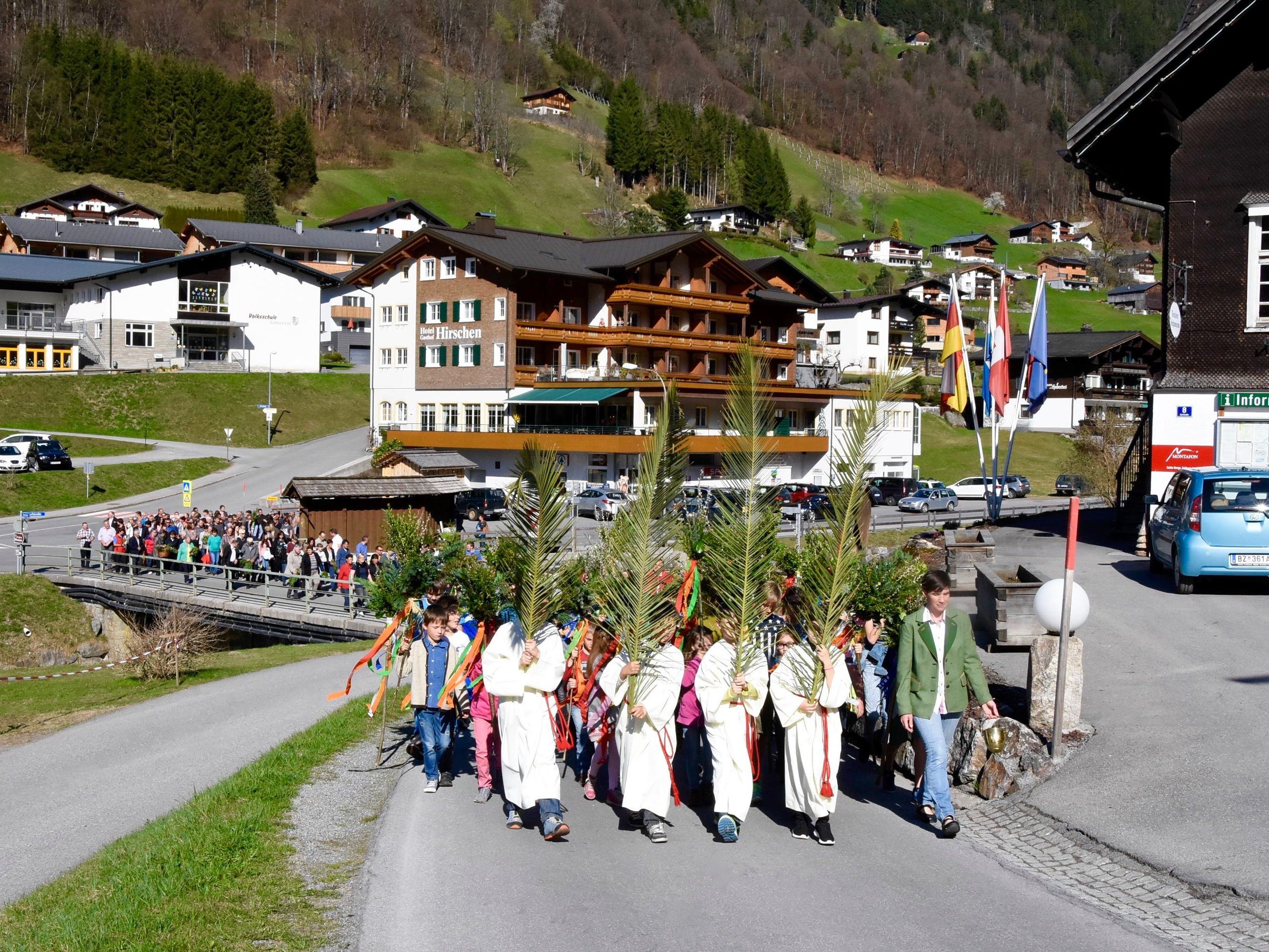 Palmprozession in der Pfarrgemeinde Silbertal am Palmsonntag 2017