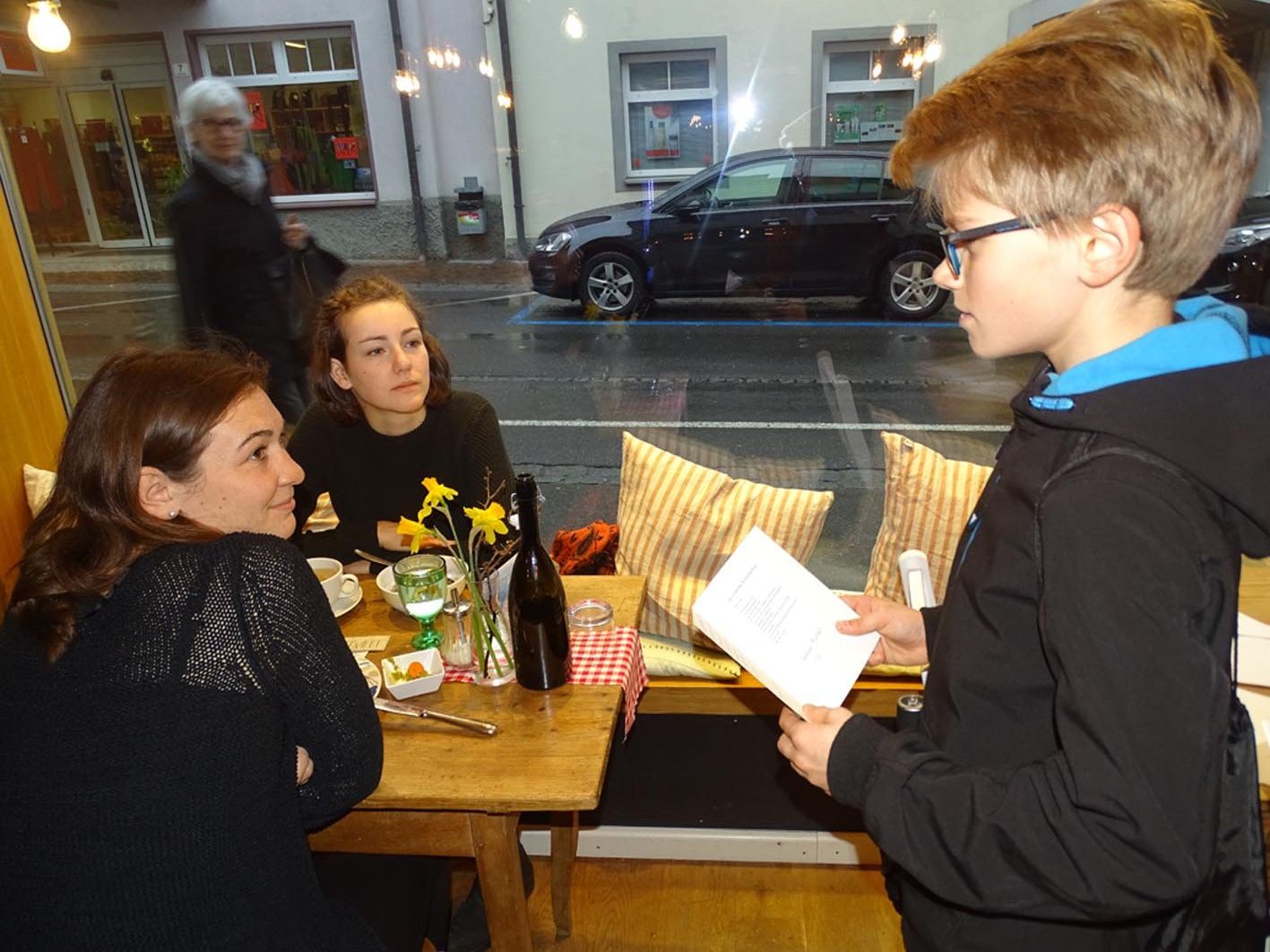 Auch im Bioladen und Cafe „Frida“ wurde zum Frühstück eine Fabel vorgelesen. Auch im Bioladen und Cafe „Frida“ wurde zum Frühstück eine Fabel vorgelesen.