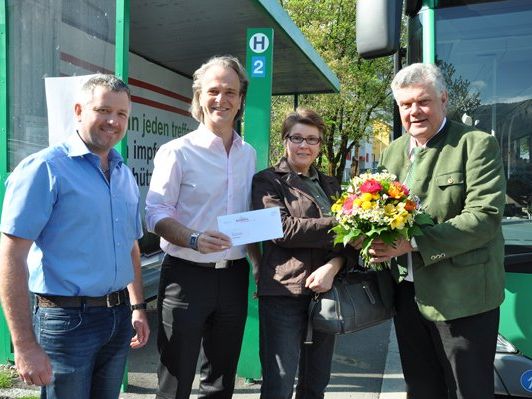 Übergabe des Hauptgewinnes. Übergabe des Hauptgewinnes.