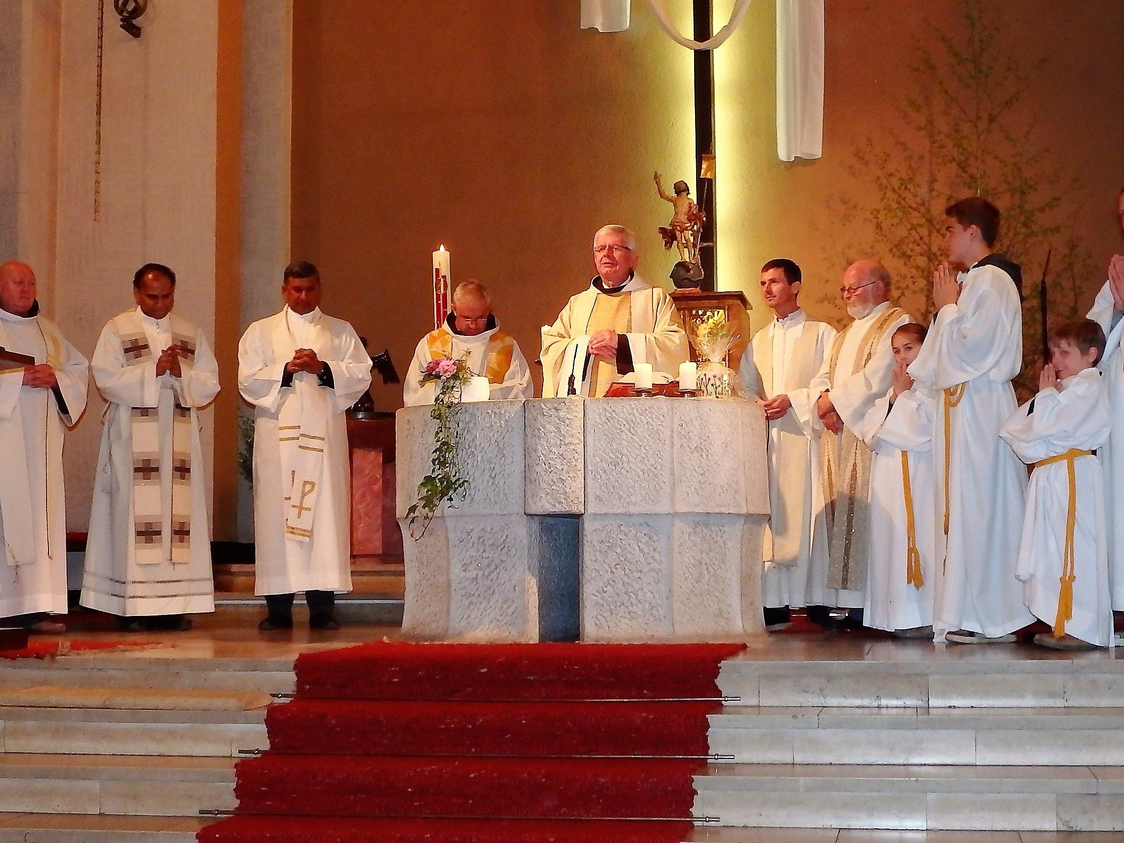 Pfarrer P. Adrian feierte aus Anlaß seines 60. Geburtstages einen Dankgottesdienst Pfarrer P. Adrian feierte aus Anlaß seines 60. Geburtstages einen Dankgottesdienst
