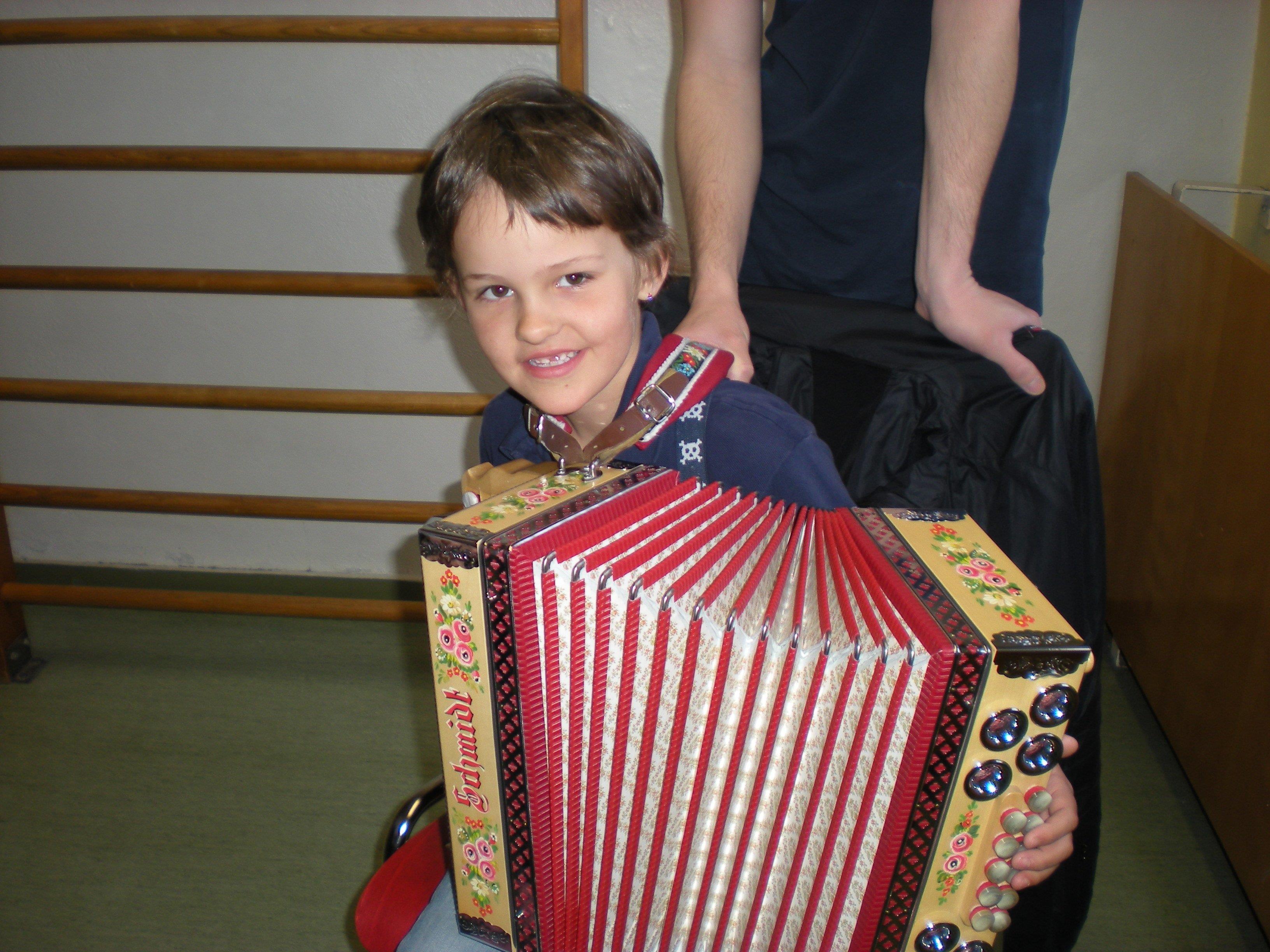 Die Kinder der VS Leopold zeigten sich beim Ausprobieren der Instrumente sehr geschickt.