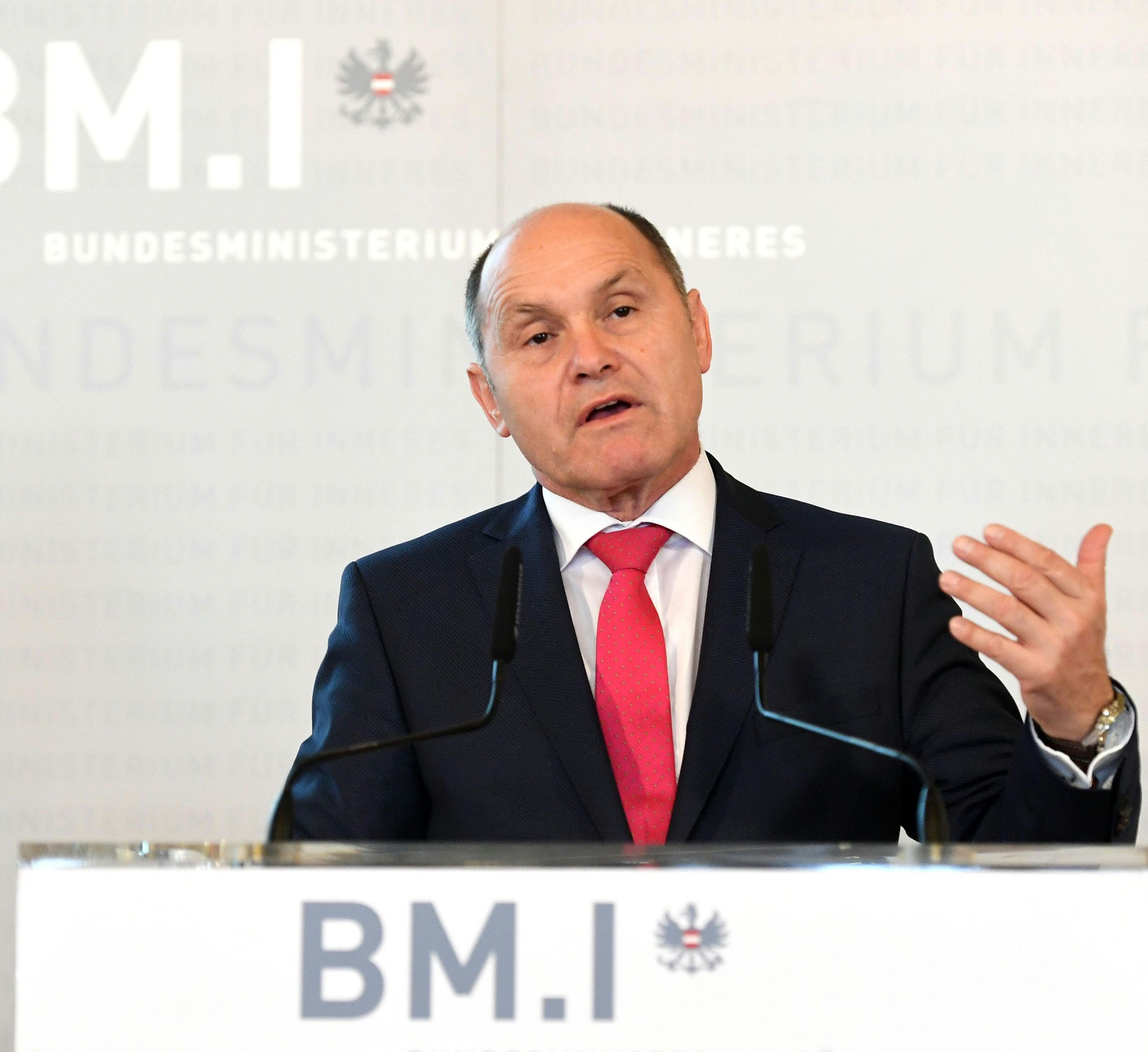 Innenminister Sobotka will Geldstrafen für illegale Doppelstaatsbürgerschaften. Innenminister Sobotka will Geldstrafen für illegale Doppelstaatsbürgerschaften.