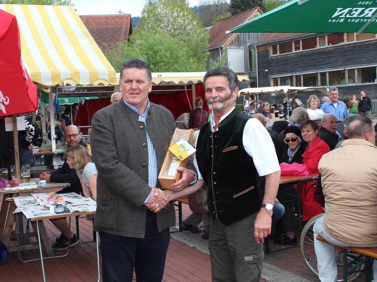 Bgm. Christian Natter gratuliert Karl-Heinz Geiger zu seiner Marktreue.