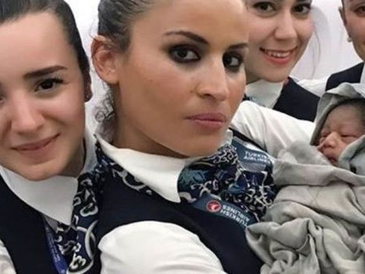 Crew half bei Geburt. Crew half bei Geburt.