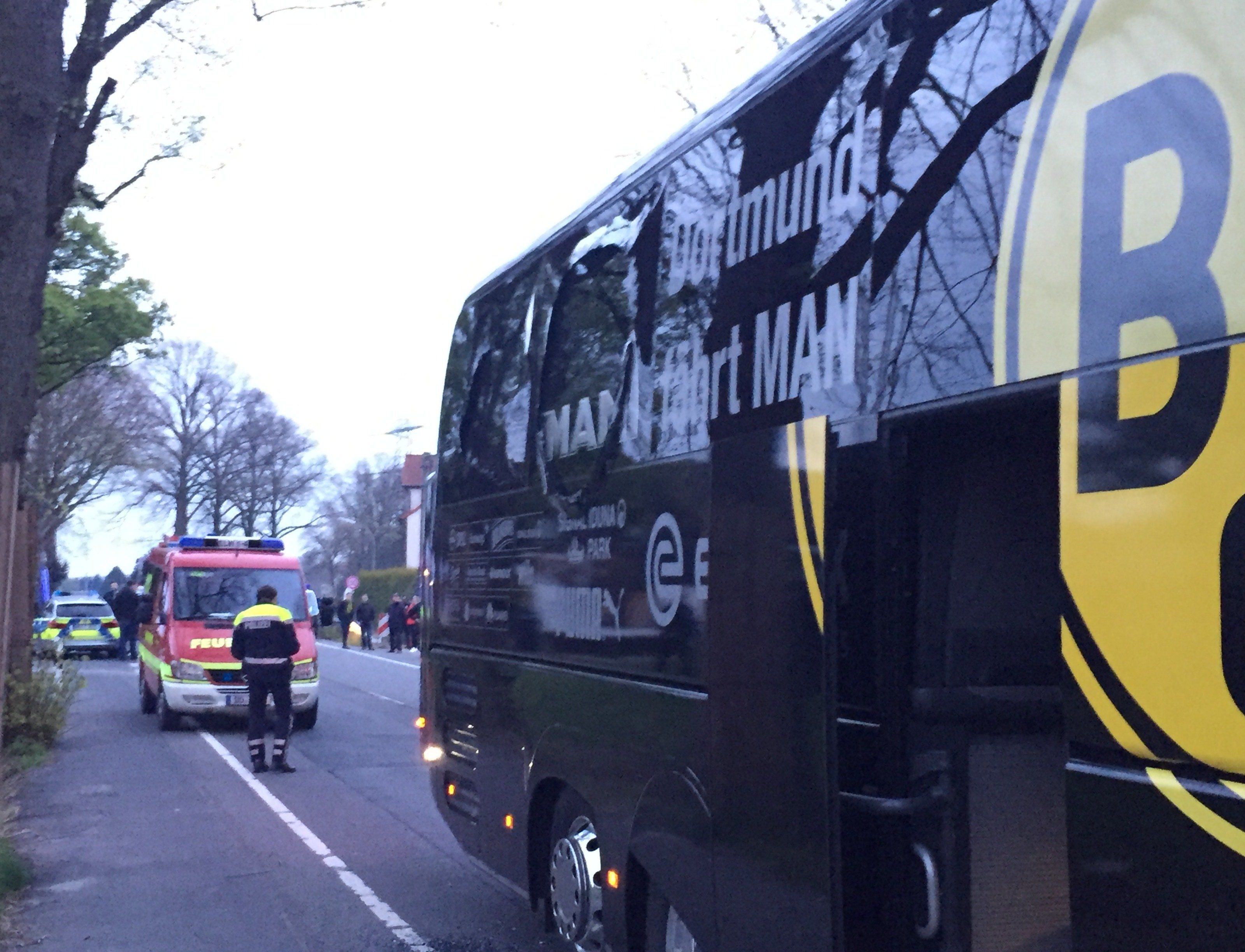 Mehrere Fensterscheiben am Bus wurden zerstört.