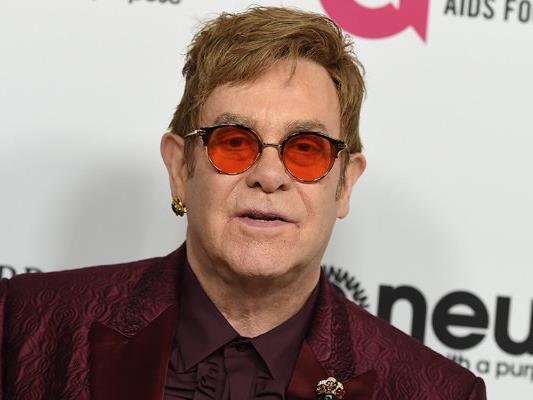 Der Sänger Elton John musste wegen einer bakteriellen Infektion mehrere Konzerte absagen.