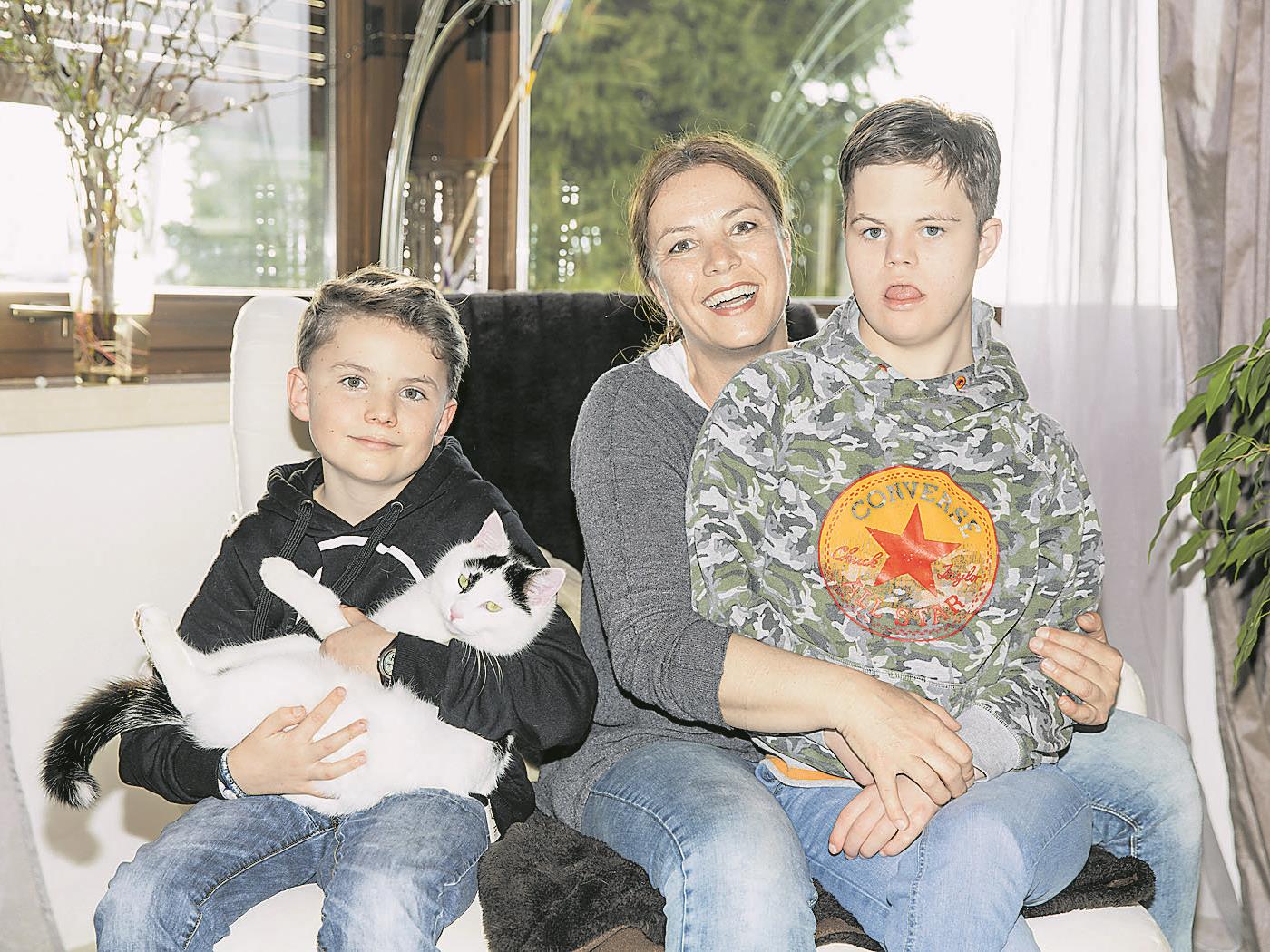 Mutter Michaela mit Anton (14), Emil (10) und Kater Friedl.