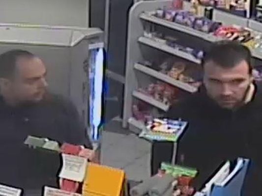 Die Polizei sucht nach diesen Männern. Die Polizei sucht nach diesen Männern.