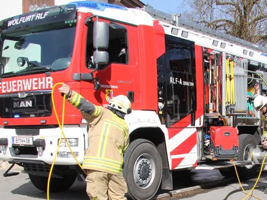 Unbekannte haben in Bludenz das Holzspielhaus eines Kindergartens angezündet. Unbekannte haben in Bludenz das Holzspielhaus eines Kindergartens angezündet.