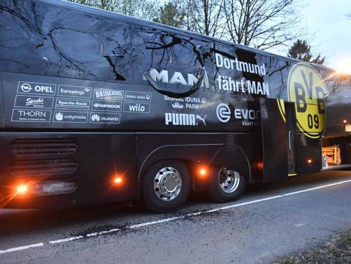 Der beschädigte Mannschaftsbus Der beschädigte Mannschaftsbus