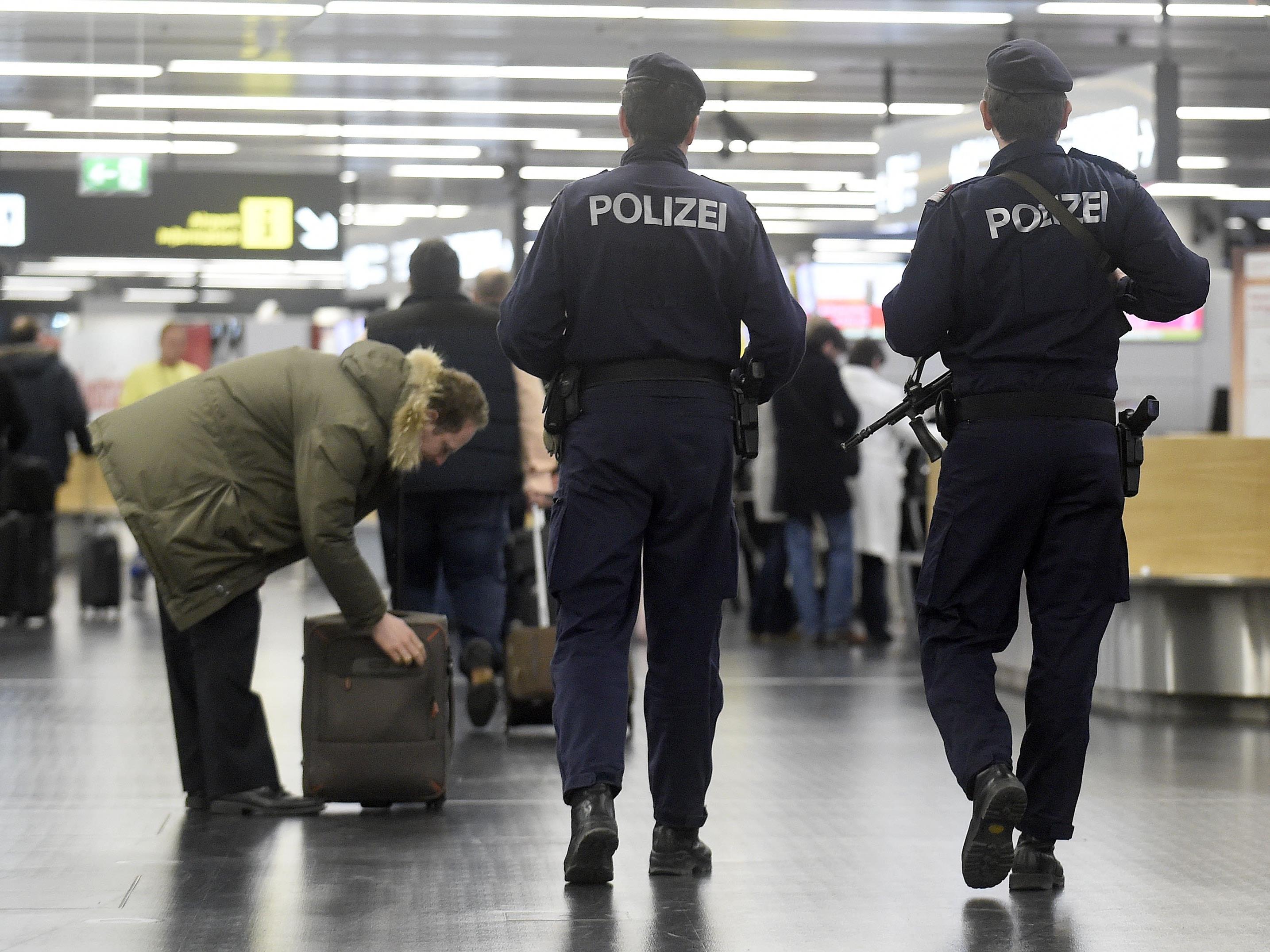 Ein Soldat soll am Wiener Flughafen eine Pistole versteckt haben