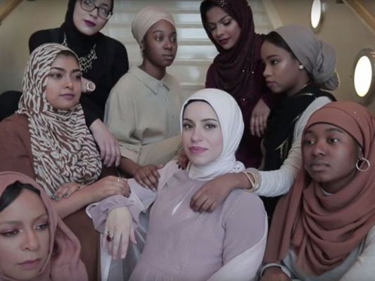 Mona Haydar (Mitte) rappt hochschwanger und mit Kopftuch für die Vielfalt und den Facettenreichtum aller Frauen. Mona Haydar (Mitte) rappt hochschwanger und mit Kopftuch für die Vielfalt und den Facettenreichtum aller Frauen.