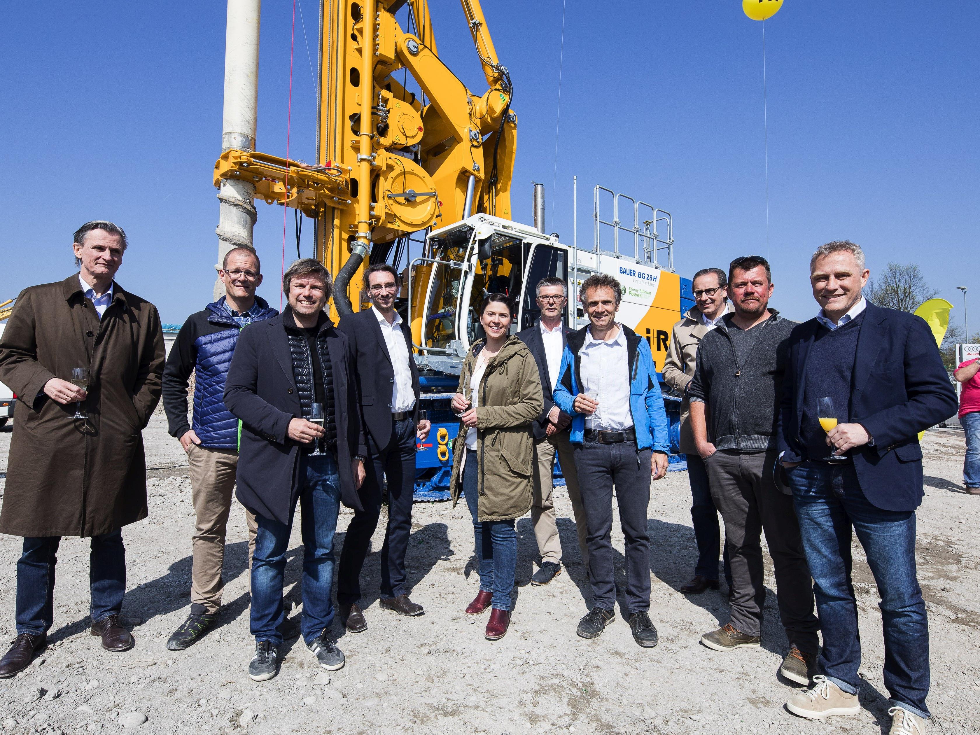 Die Eigentümer der i+R Gruppe, Geschäftsführer der i+R Bau und das Team der i+R Spezialtiefbau feierten am Freitag die Einweihung des neuen Drehbohrgerätes.