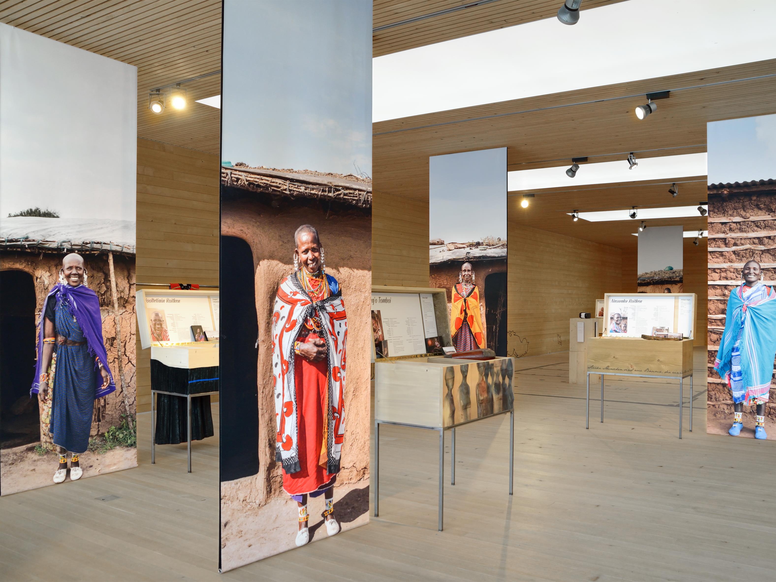 Die von Cornelia Faisst kuratierte Ausstellung ist eine baukulturelle Annäherung an das faszinierende Leben der Maasai Frauen.