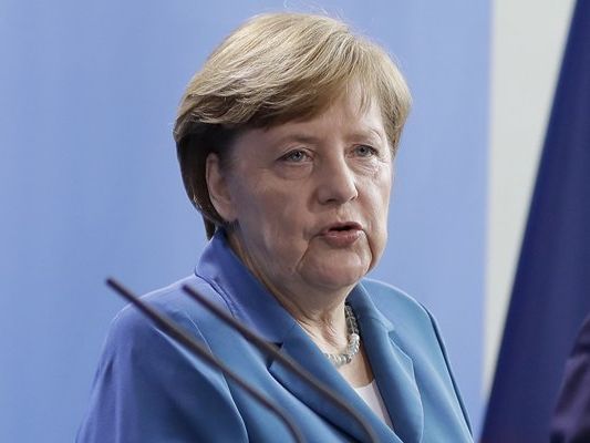 Die deutsche Kanzlerin weist die Kritik an Österreich an der geplanten Pkw-Maut in Deutschland zurück. Die deutsche Kanzlerin weist die Kritik an Österreich an der geplanten Pkw-Maut in Deutschland zurück.