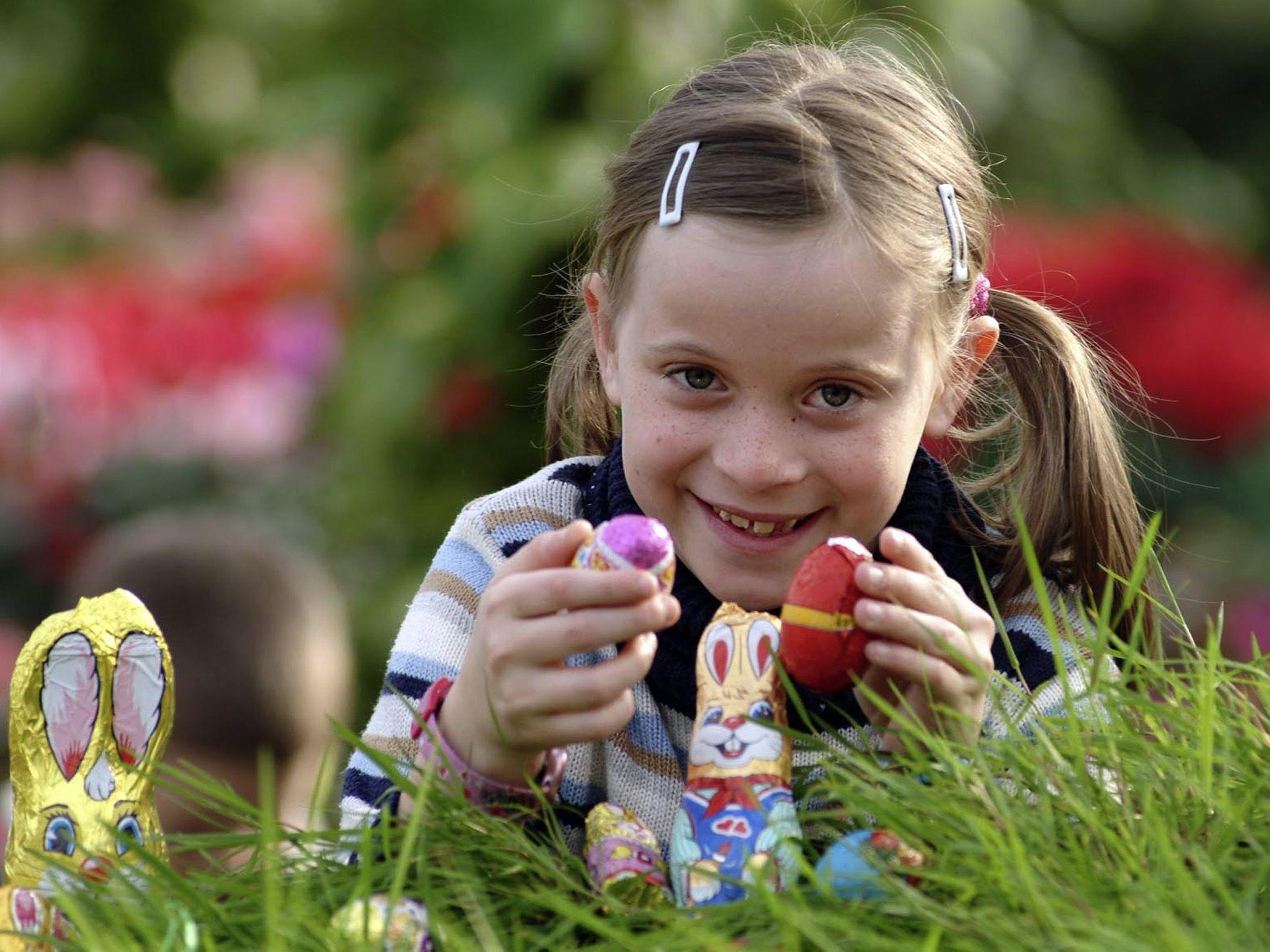 Die Kinder dürfen hierzulande wieder nach Schokohasen und Eiern im Garten suchen.