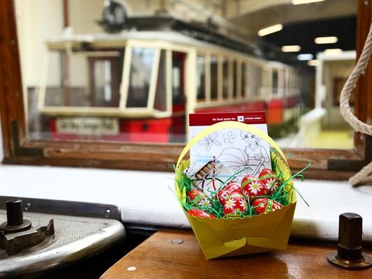 Auch im Verkehrsmuseum Remise hat der Osterhase seine Nestchen versteckt. Auch im Verkehrsmuseum Remise hat der Osterhase seine Nestchen versteckt.
