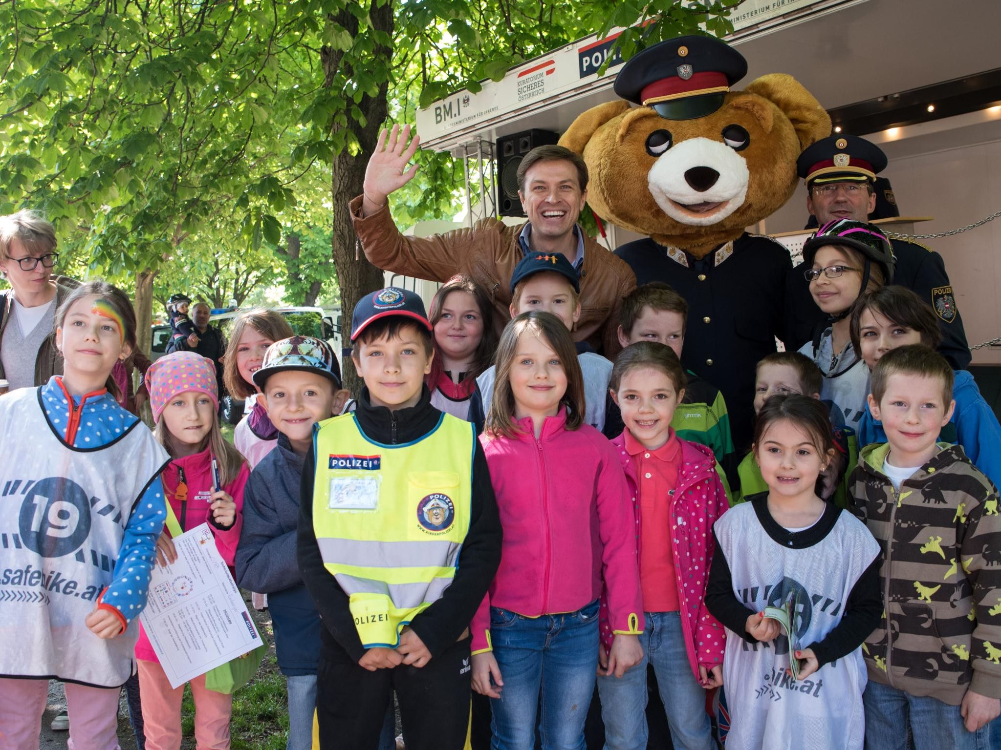 Spiel und Spaß bei der Kinderpolizei. Spiel und Spaß bei der Kinderpolizei.
