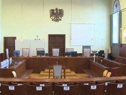 Der Angeklagte muss sich wegen versuchten Mordes verantworten. Der Angeklagte muss sich wegen versuchten Mordes verantworten.