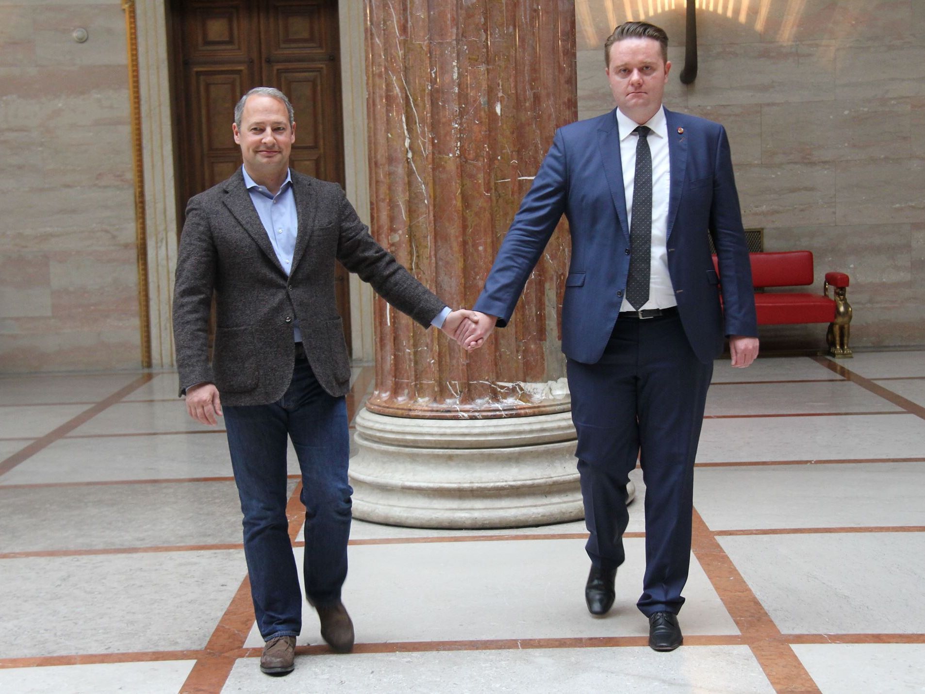 Nach Angriff auf zwei Händchen haltende Männer in den Niederlanden Nach Angriff auf zwei Händchen haltende Männer in den Niederlanden